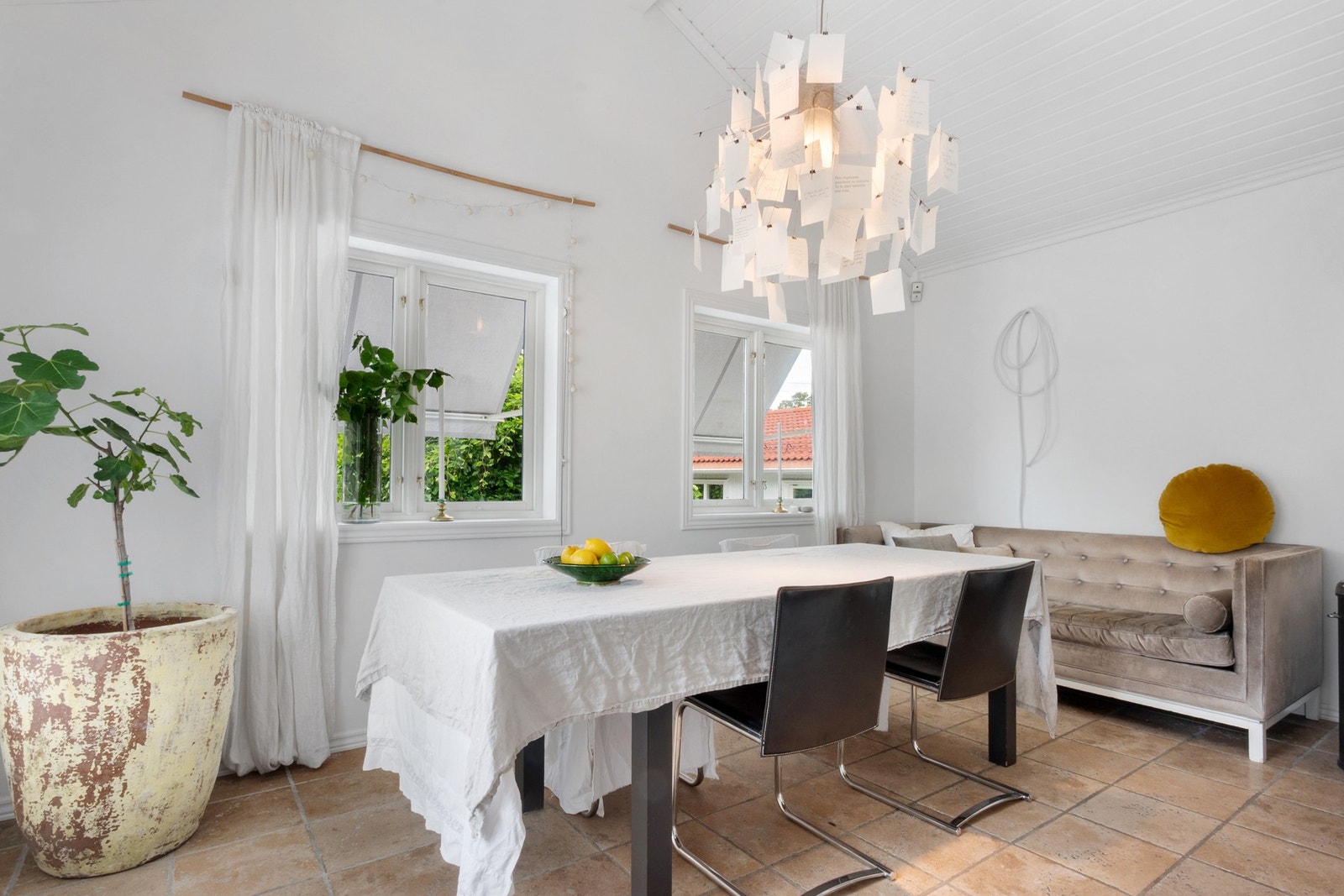 Spisestuen ligger sentralt plassert mellom stue og kjøkken, med åpen forbindelse og godt innsyn til begge rom Galleribilde