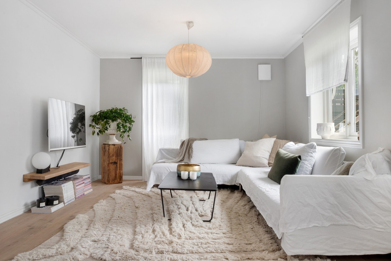 De lyse veggene og det pene gulvet danner en rolig base som enkelt lar seg kombinere med ulike møbleringsstiler Galleribilde