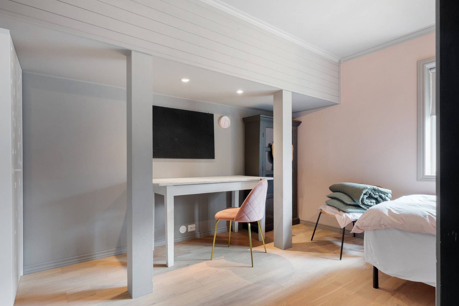 Luftig soverom med en behagelig fargepalett som skaper en rolig og avslappende atmosfære Galleribilde