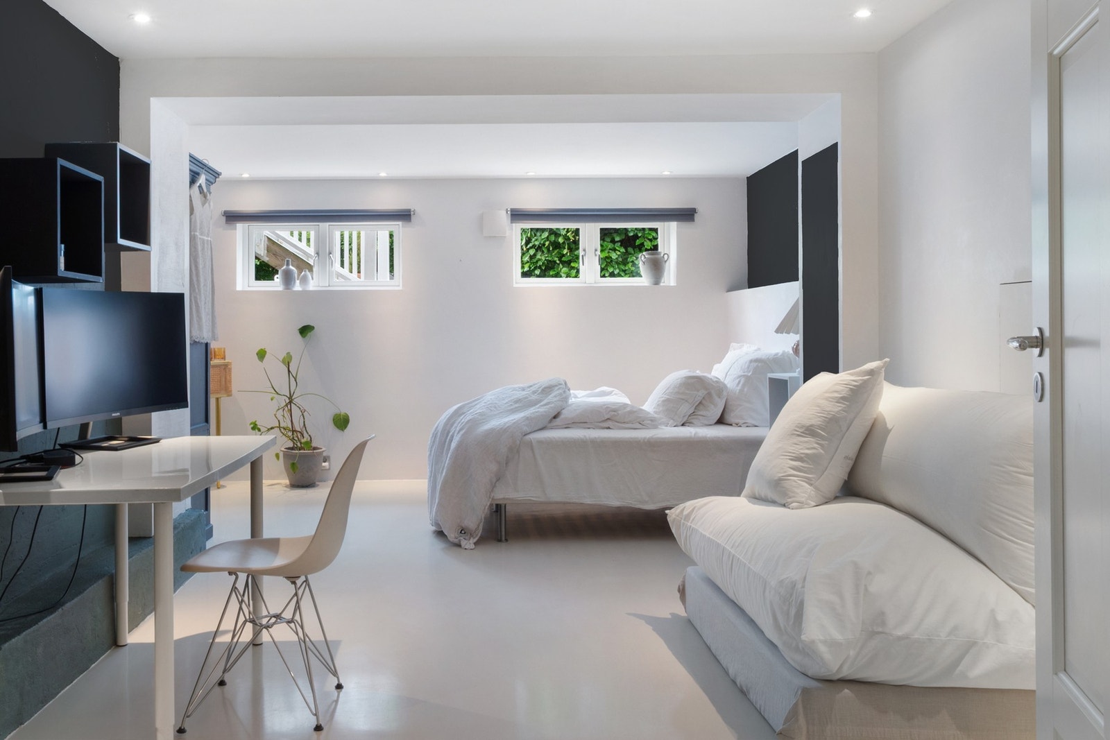 I kjelleretasjen finner du to romslige og lyse soverom som begge oppleves som svært innbydende Galleribilde