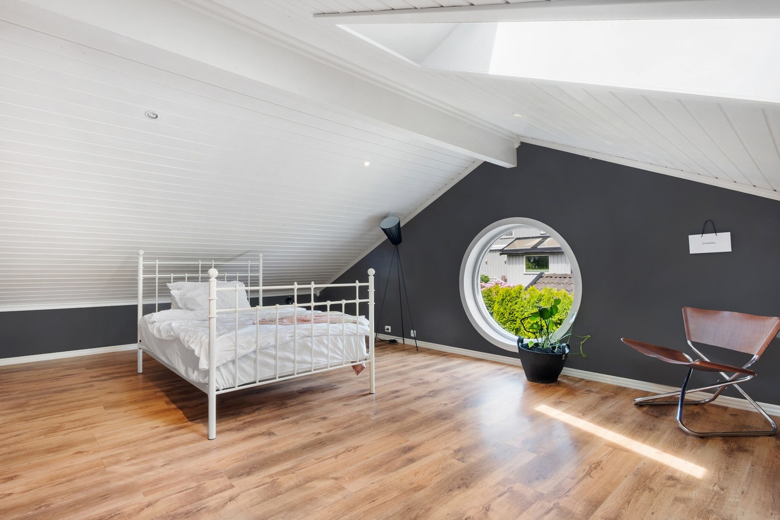 Et av rommene i loftsetasjen er innredet som soverom Galleribilde
