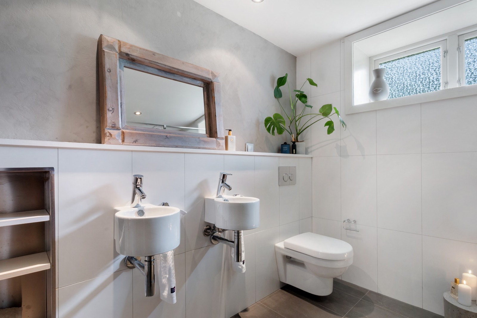 Badet i kjelleren ble oppgradert i 2013 og fremstår som tidløst og innbydende Galleribilde