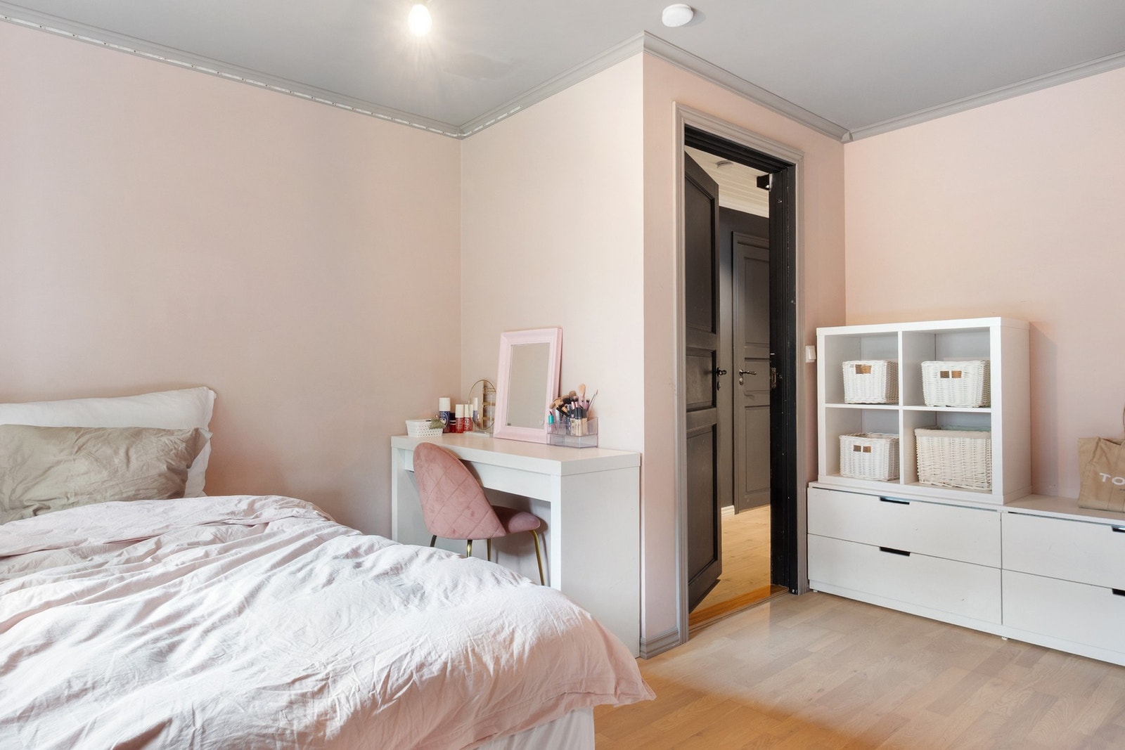 Det er god plass til seng, oppbevaring og skrivebord Galleribilde