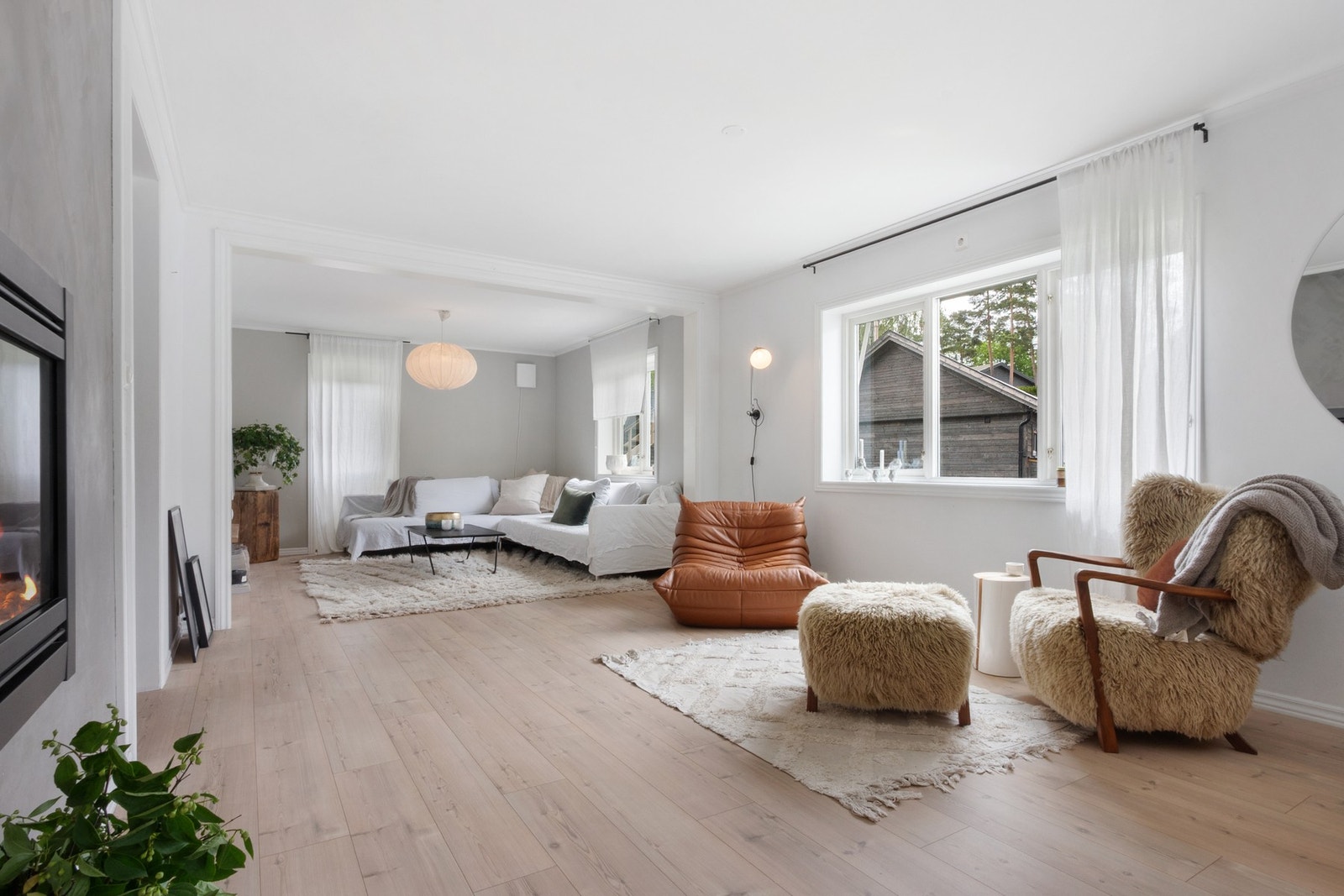 Stuen fremstår som et lyst, romslig og innbydende oppholdsrom Galleribilde