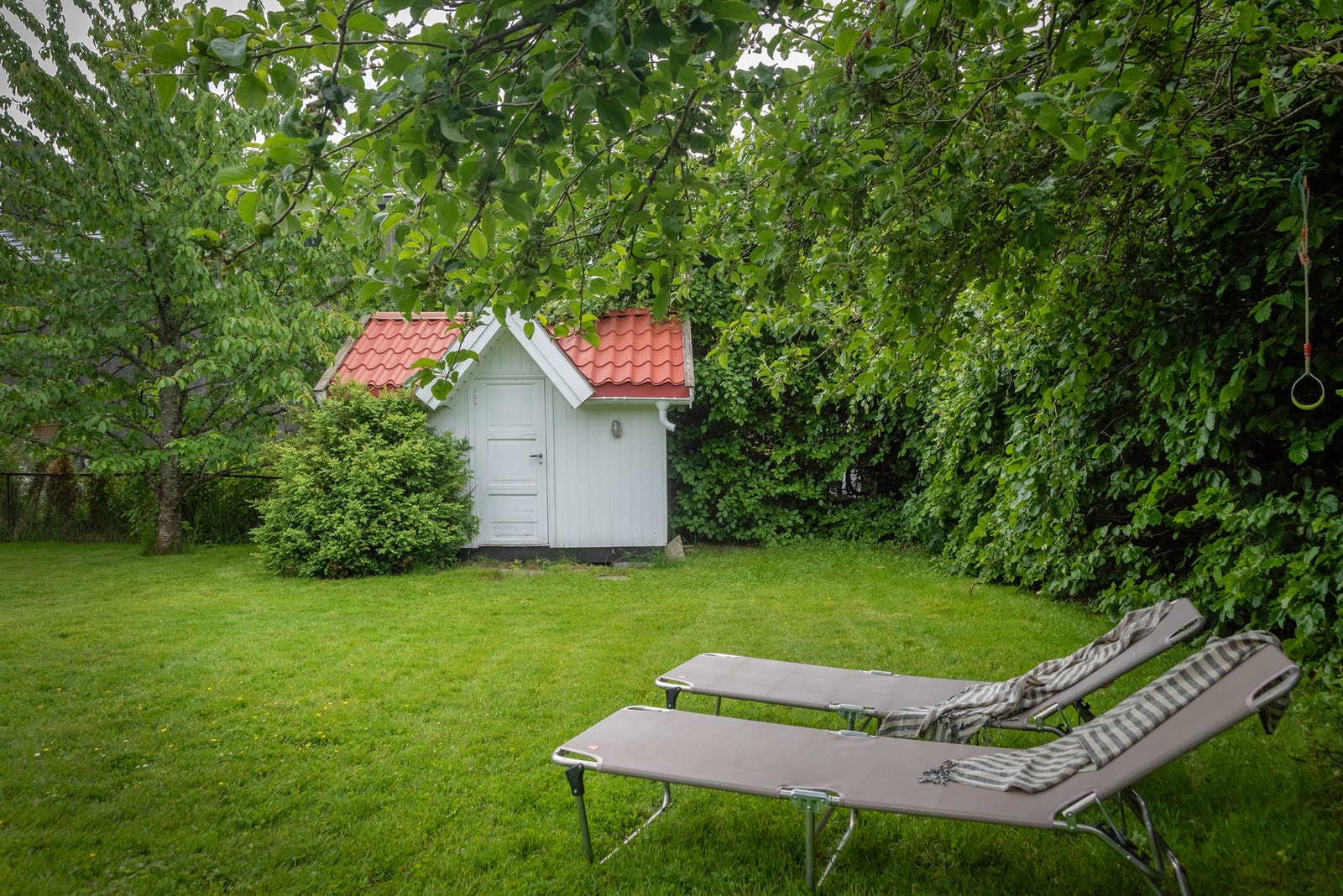 Her er det rom for både hageaktiviteter, grilling og avslappende stunder i solen Galleribilde