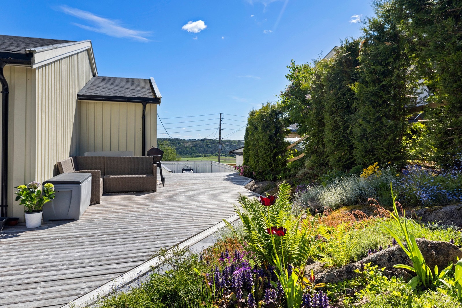 Velstelt hage og hyggelig uteplass med gode solforhold. Galleribilde