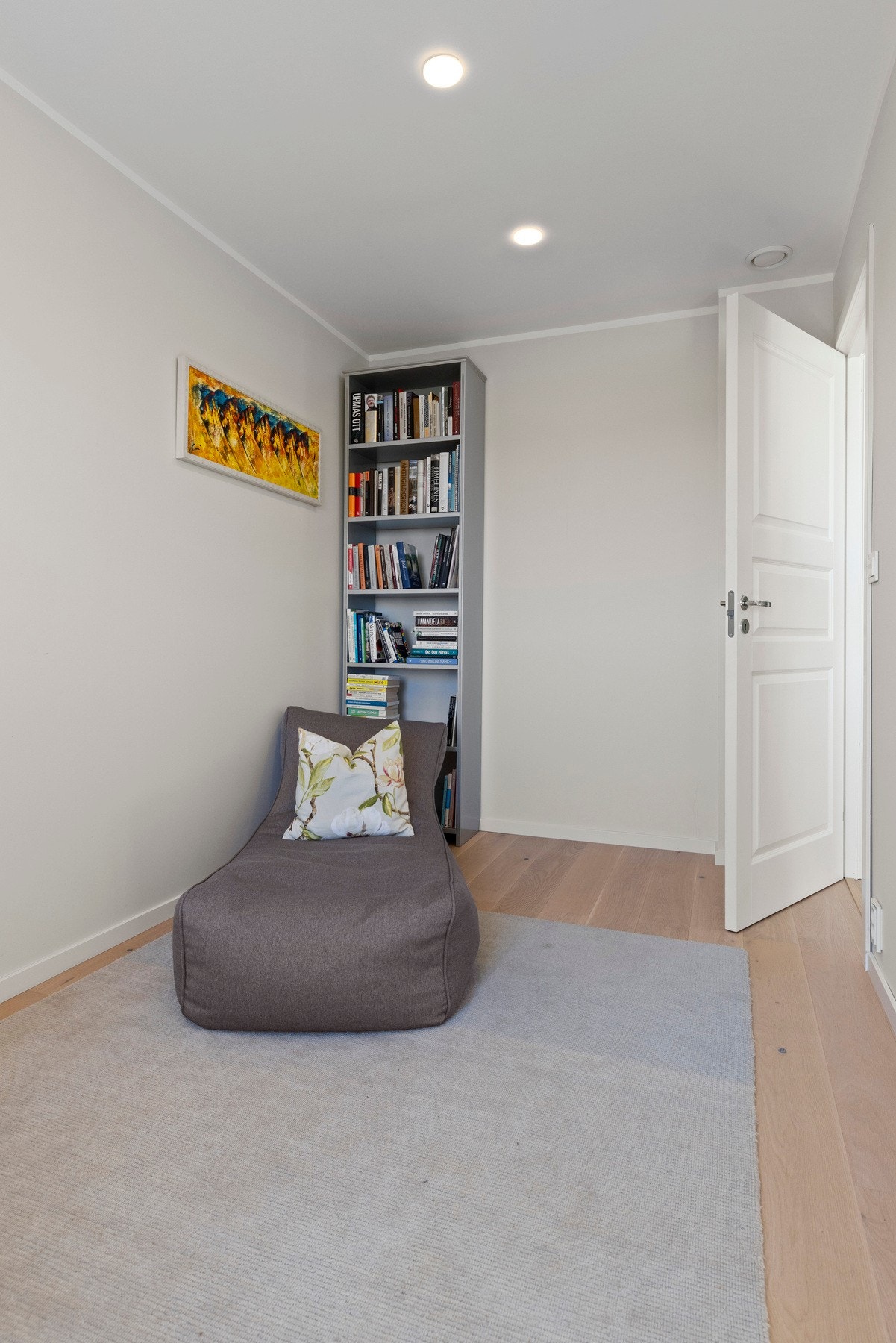 Soverom nr. 2 i byggets 1. etasje med plass til seng og garderobe. Galleribilde