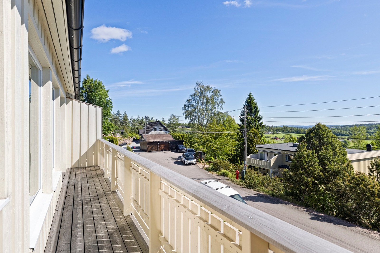 Fra stuen er det utgang til terrasse med hyggelig utsyn. Galleribilde