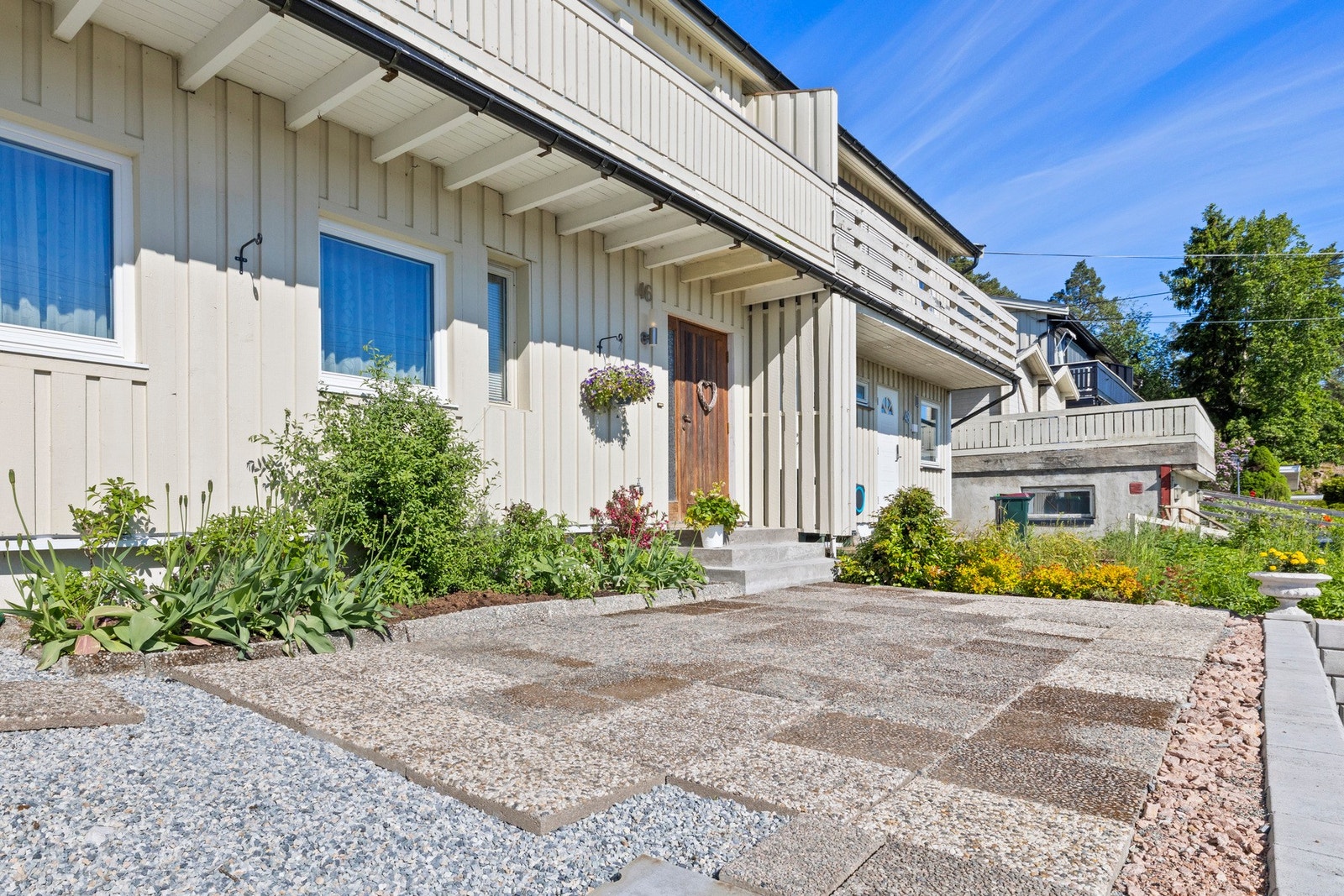 Boligen har to soverom i hovedetasjen og ett i underetasjen, noe som gir fleksible løsninger for både småbarnsfamilier og ungdom i huset. Galleribilde