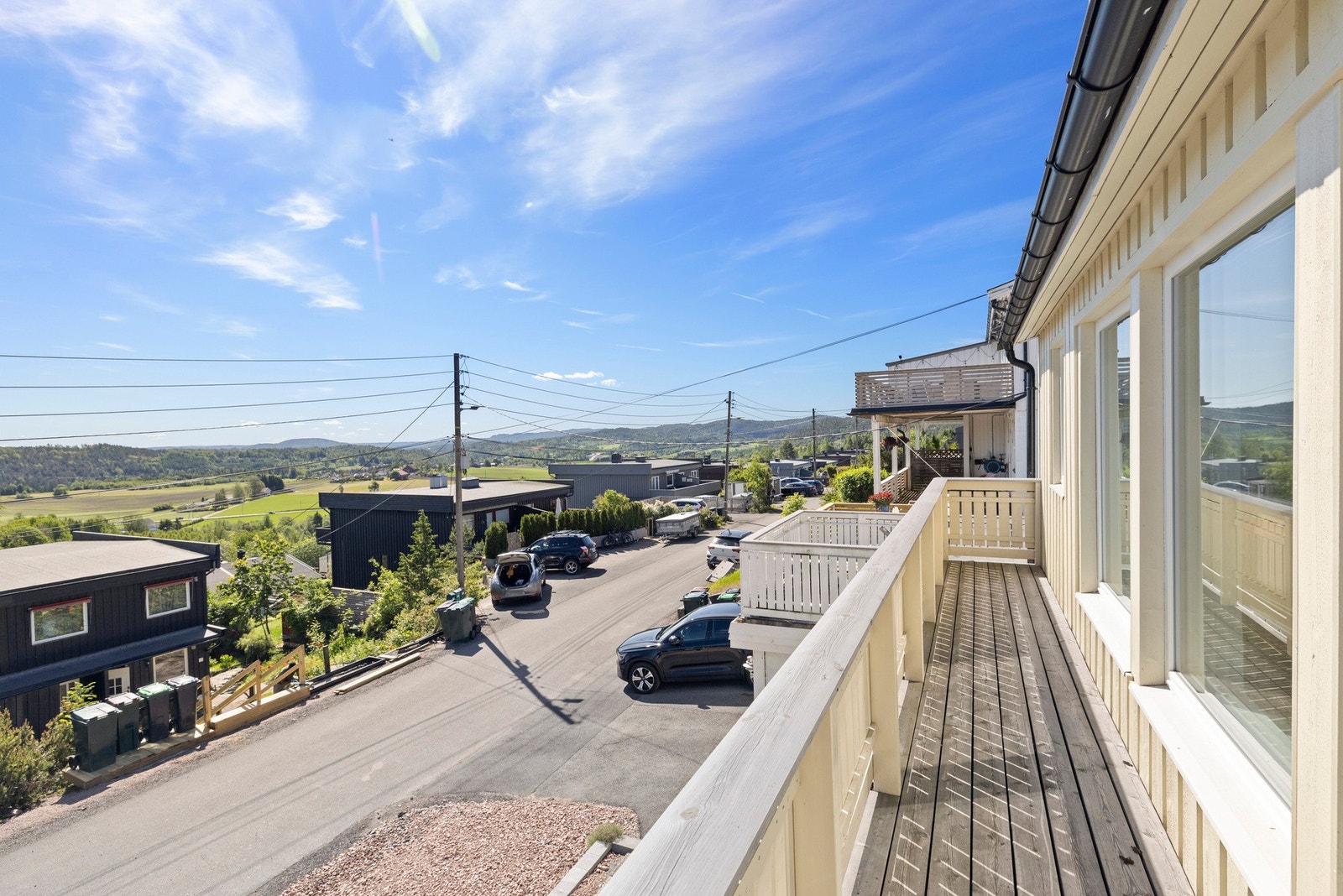 Fra stuen er det utgang til terrasse med hyggelig utsyn. Galleribilde