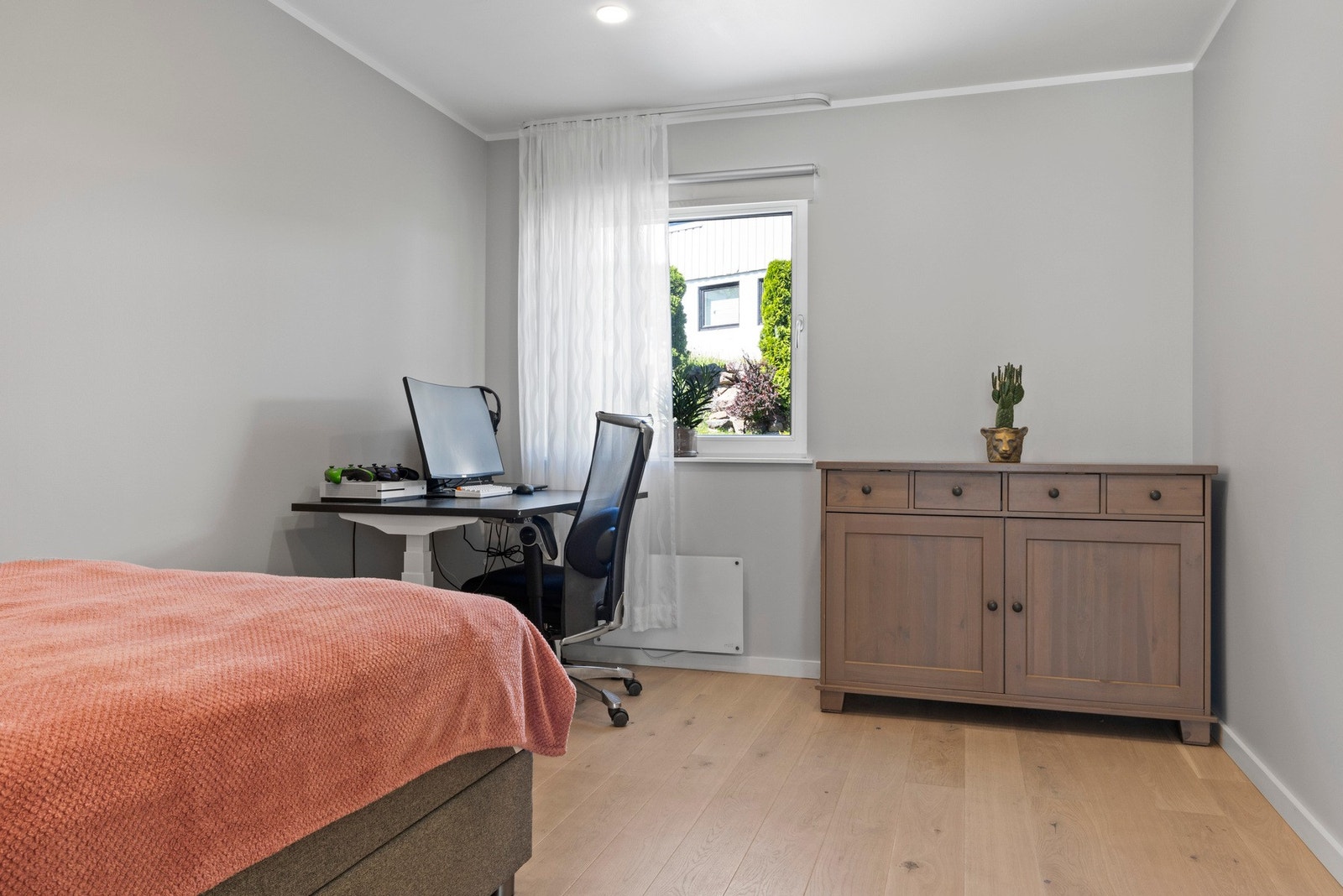 Soverom nr. 1 i byggets 1. etasje med plass til seng, garderobe og kontor. Galleribilde