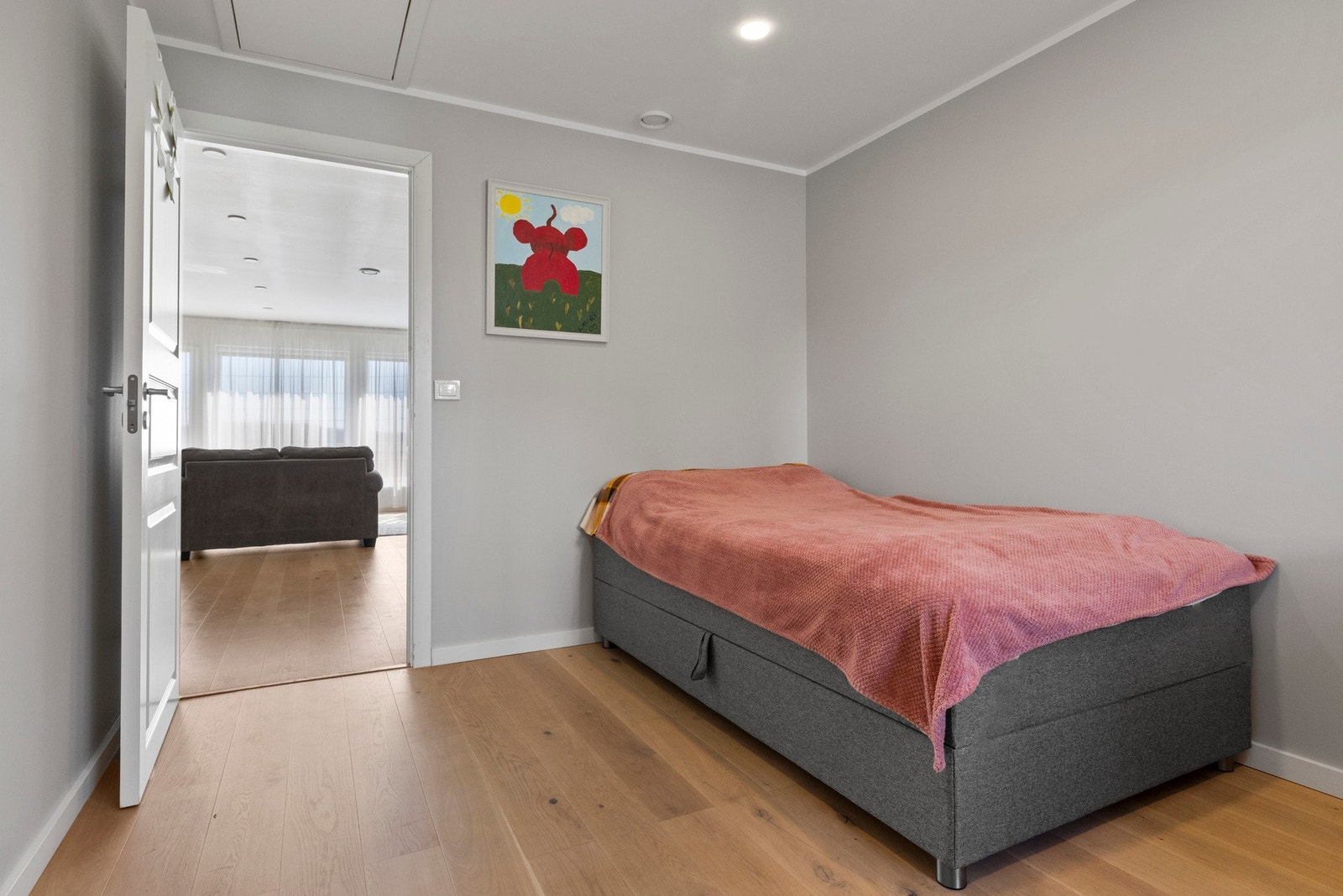 Soverom nr. 1 i byggets 1. etasje med plass til seng, garderobe og kontor. Galleribilde