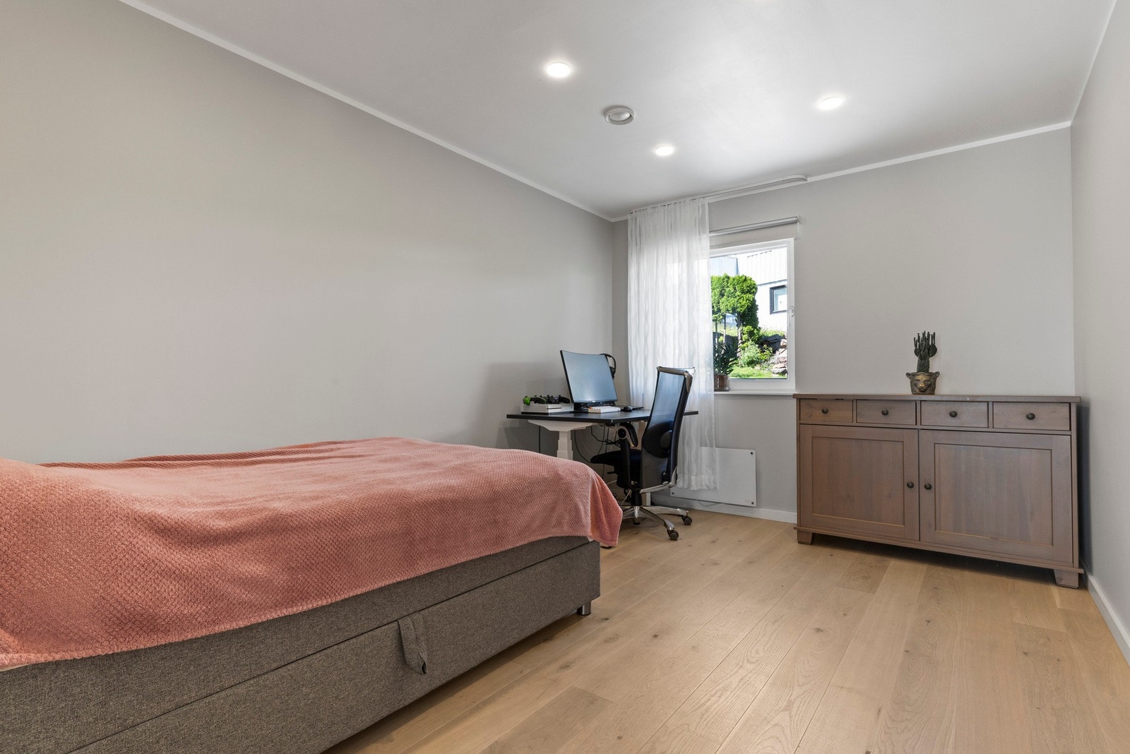 Soverom nr. 1 i byggets 1. etasje med plass til seng, garderobe og kontor. Galleribilde