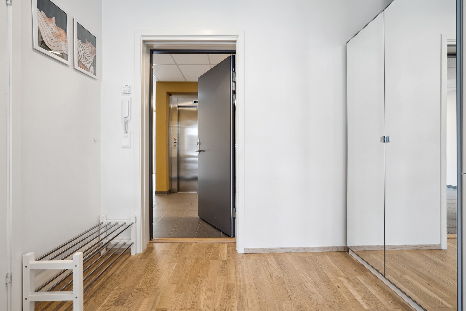 Romslig entré med god plass for oppbevaring i garderobeskap. Galleribilde