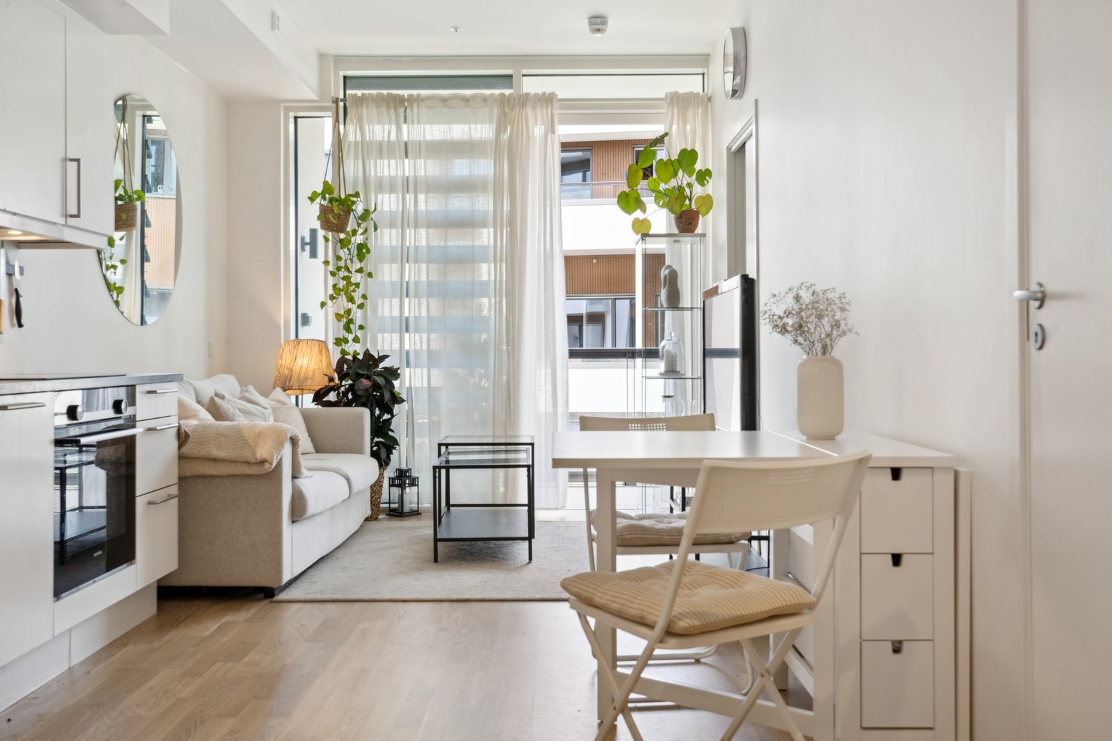 Leiligheten ble oppført så sent som i 2021 og holder som følge av dette en pen og moderne standard. Balansert ventilasjon og Heis i bygget. Galleribilde