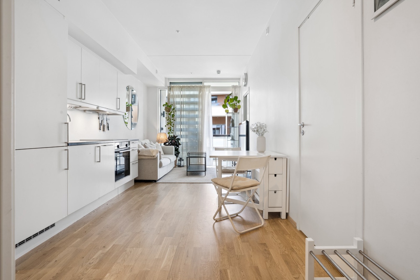 Leiligheten måler 32m² (BRA-I) og består av entré, bad, kjøkken/stue, soverom og balkong. Galleribilde