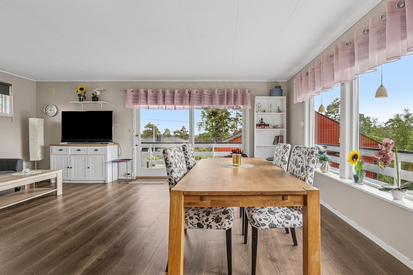 Store vindusflater gir godt med lys inn i rommet. Galleribilde