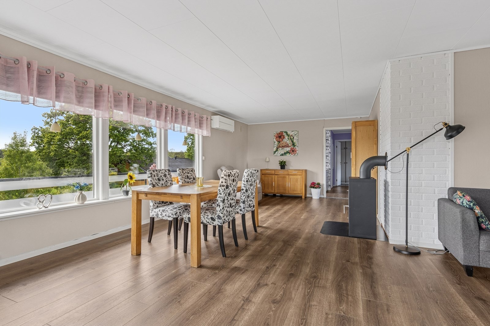 Her er det både varmepumpe og vedovn. Galleribilde