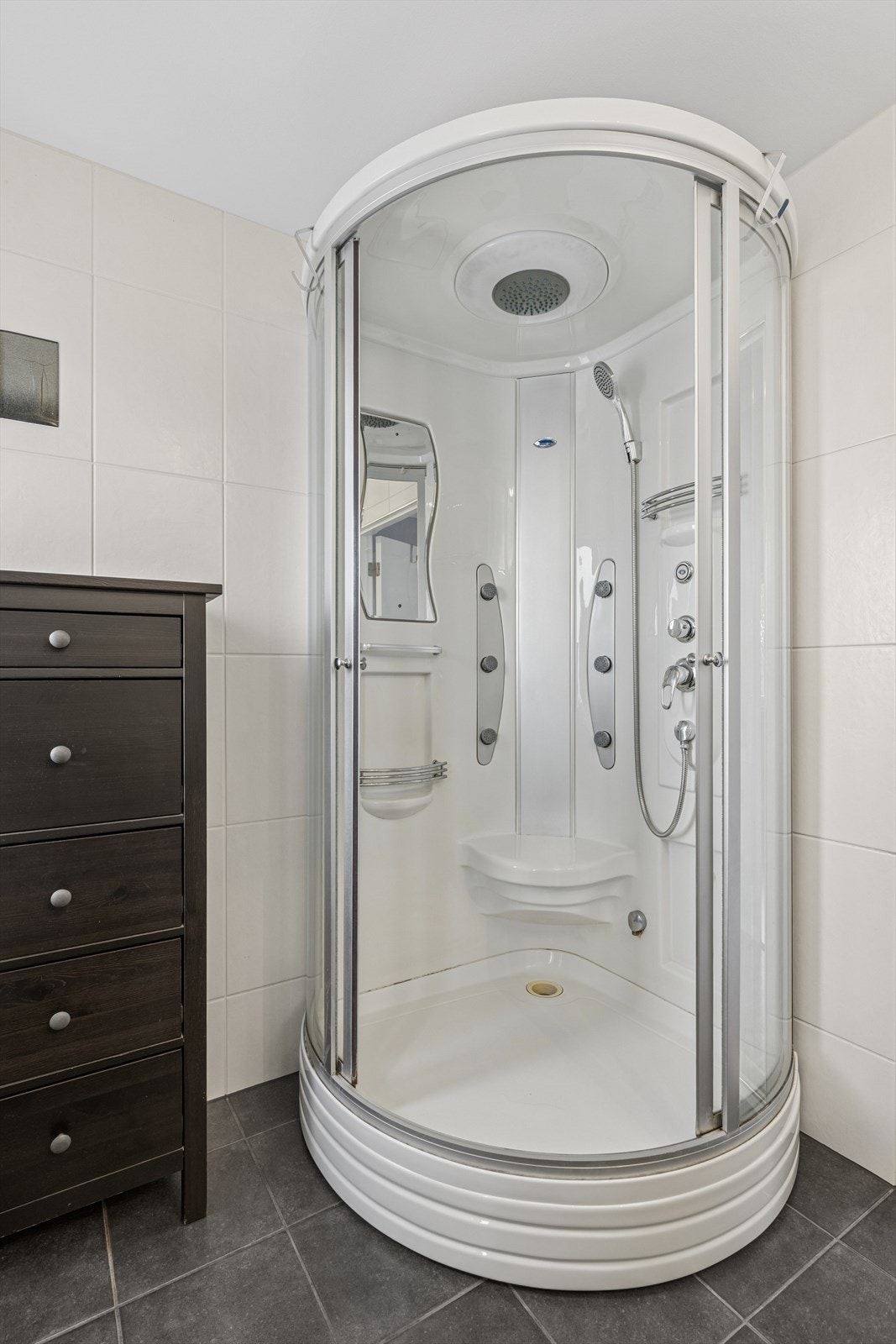 Dusjkabinett på badet. Galleribilde