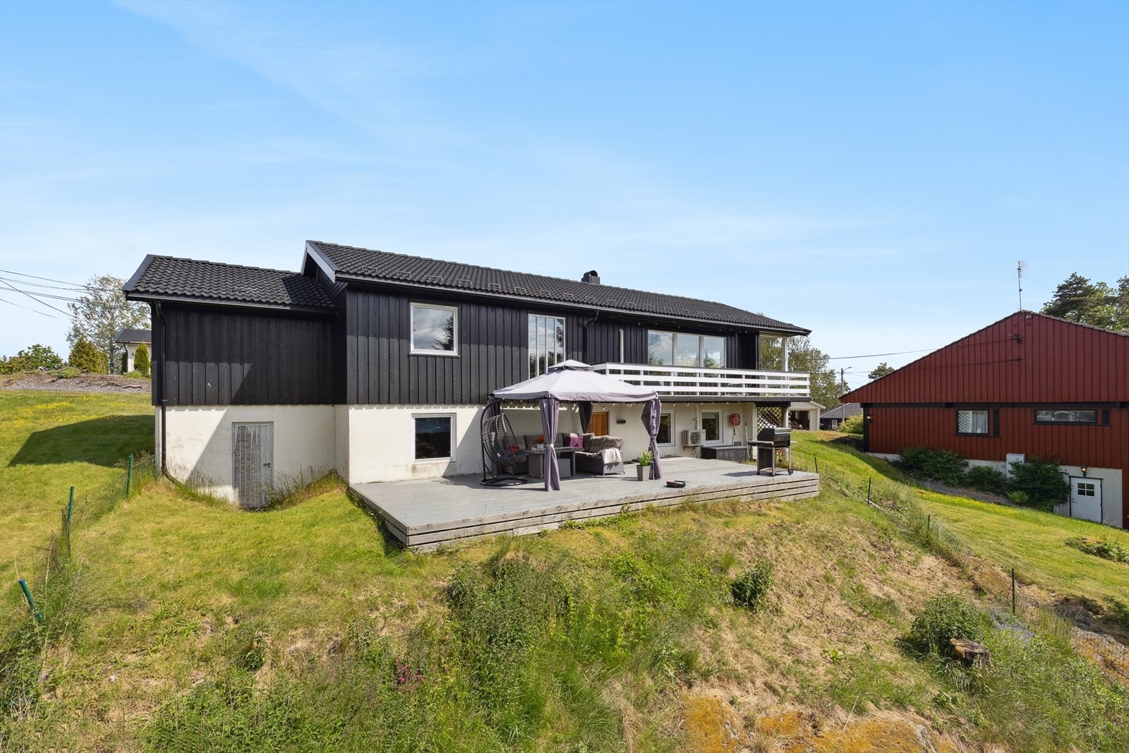 Tomten skrår mot vest og er solrik. Galleribilde