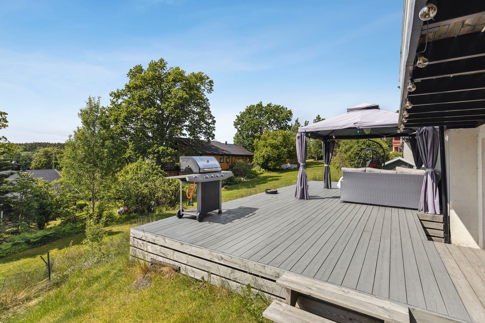 Usjenert terrasse med gode solforhold. Galleribilde