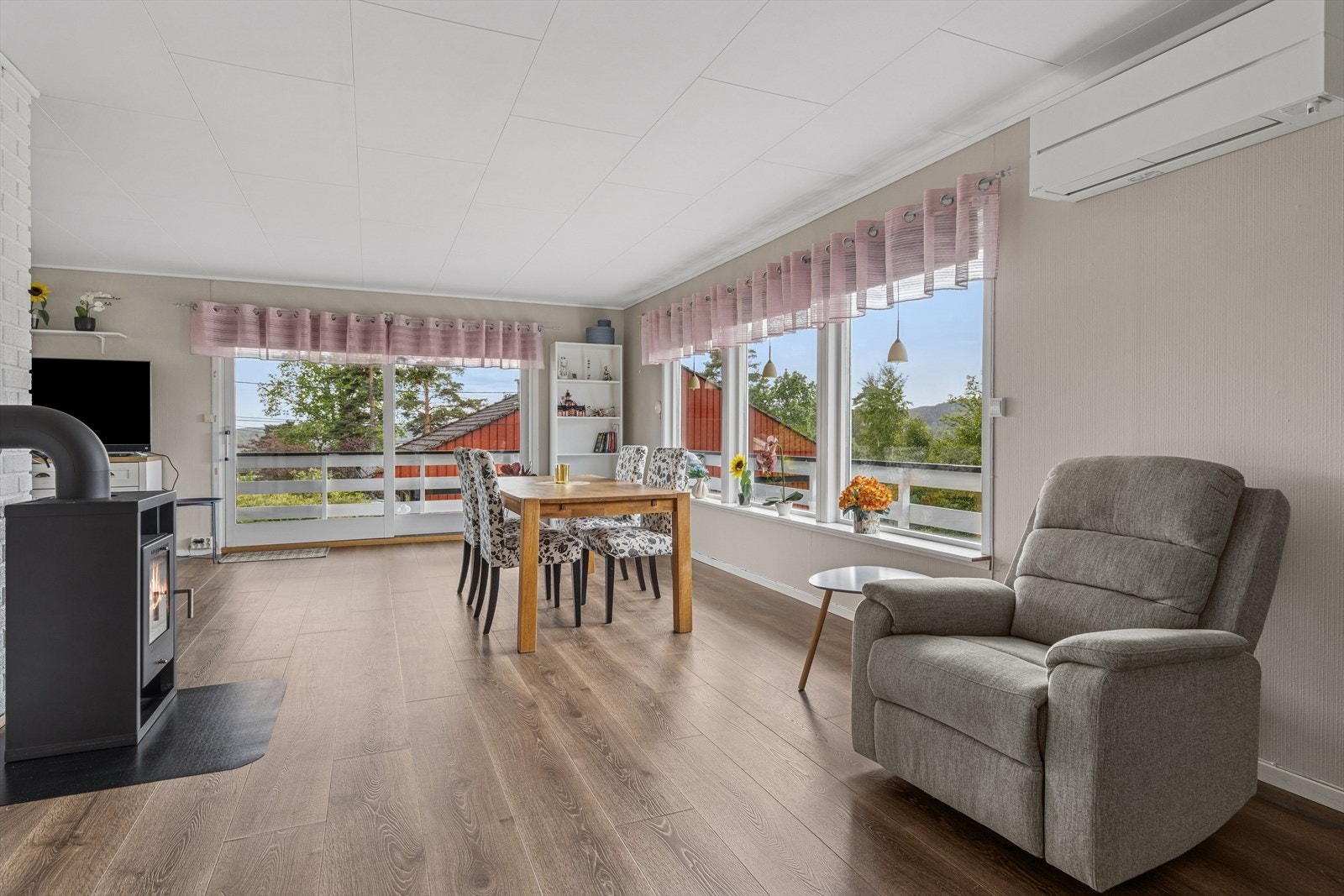 Romslig stue med plass til spisebord og sofagruppe Galleribilde