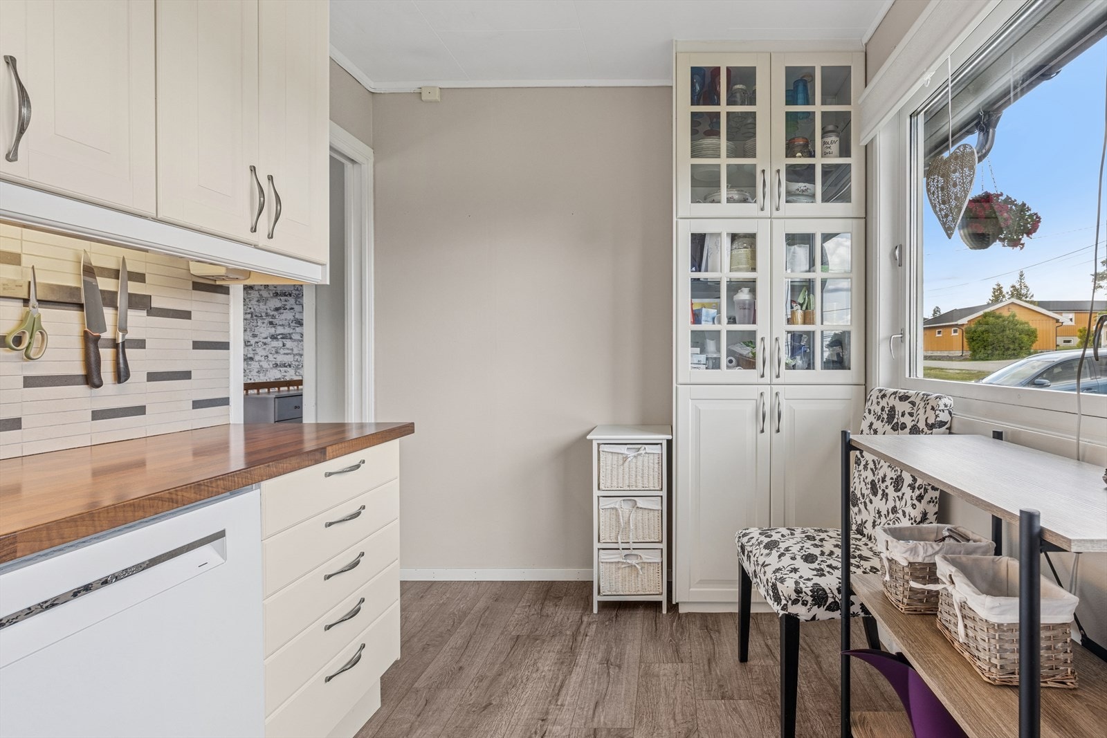 Kjøkken med profilerte fronter. Galleribilde