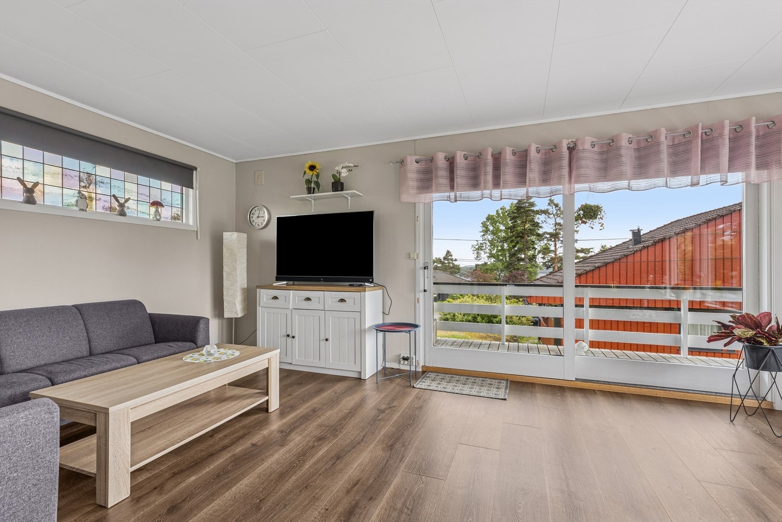 Fra stuen er det utgang til balkong Galleribilde