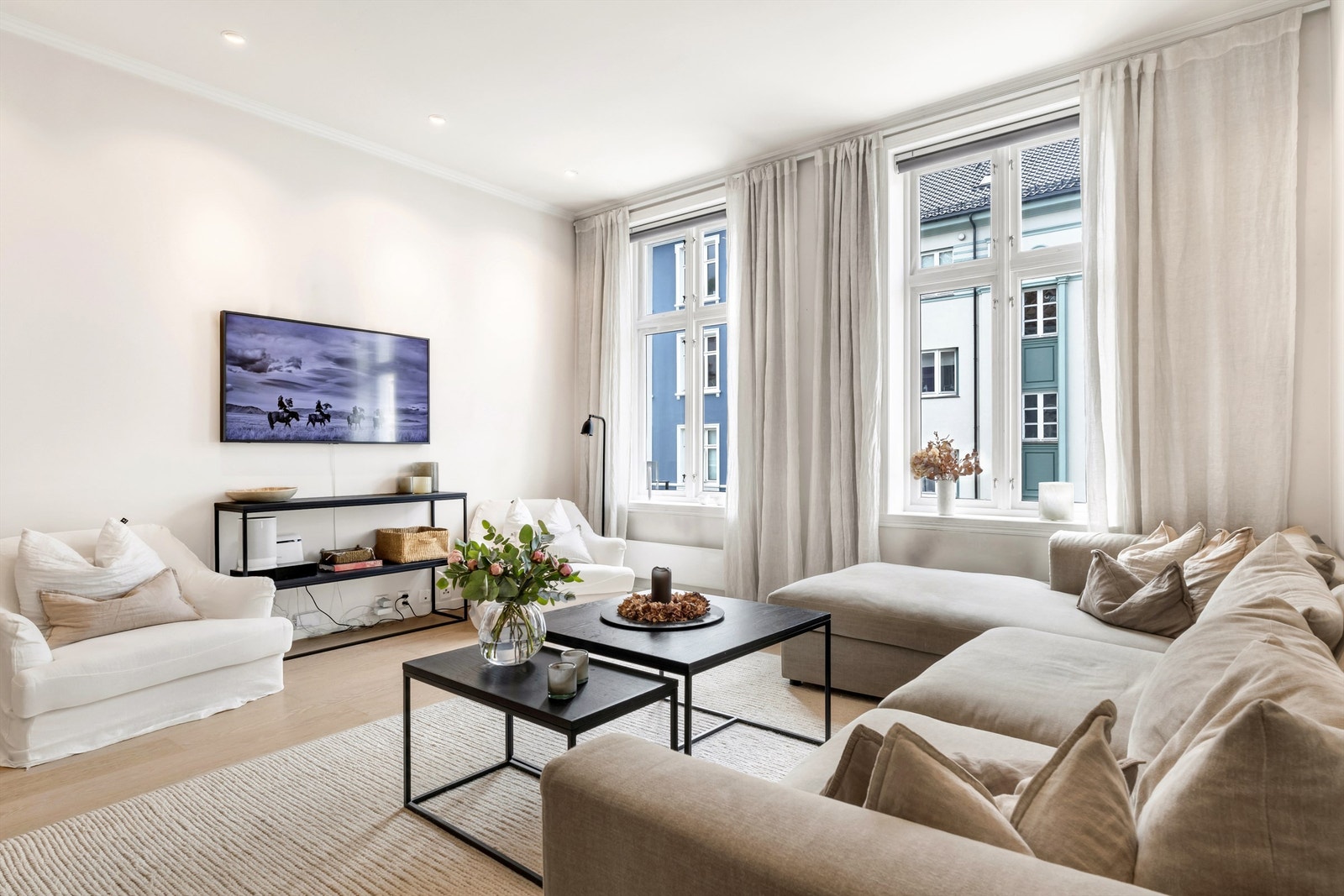 Generøs takhøyde som gir en luftig og god atmosfære Galleribilde