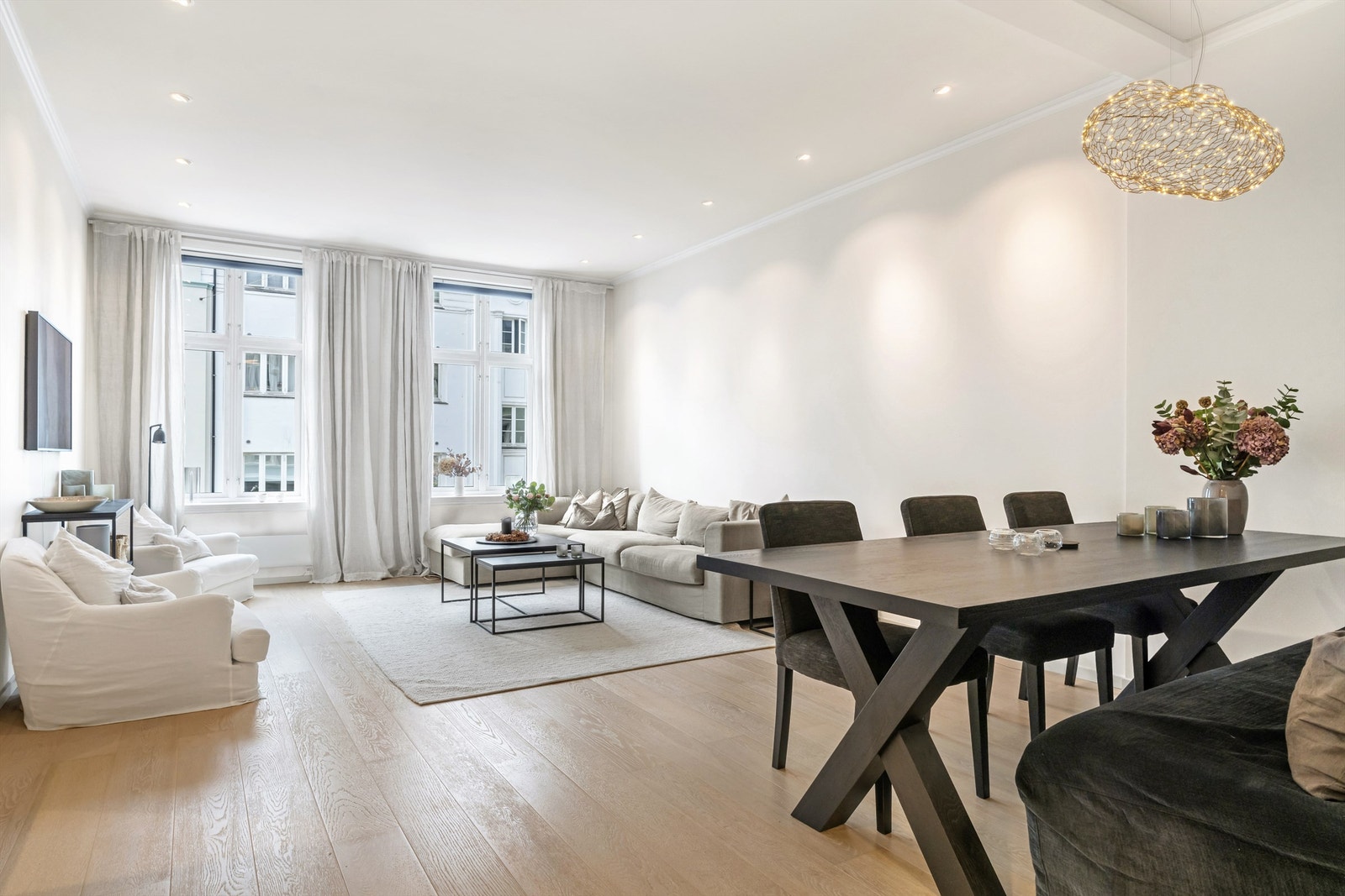 I tillegg til naturlig lys, er det også montert hele 10 led-spotter i stuen, 4 på kjøkken og bad. Galleribilde