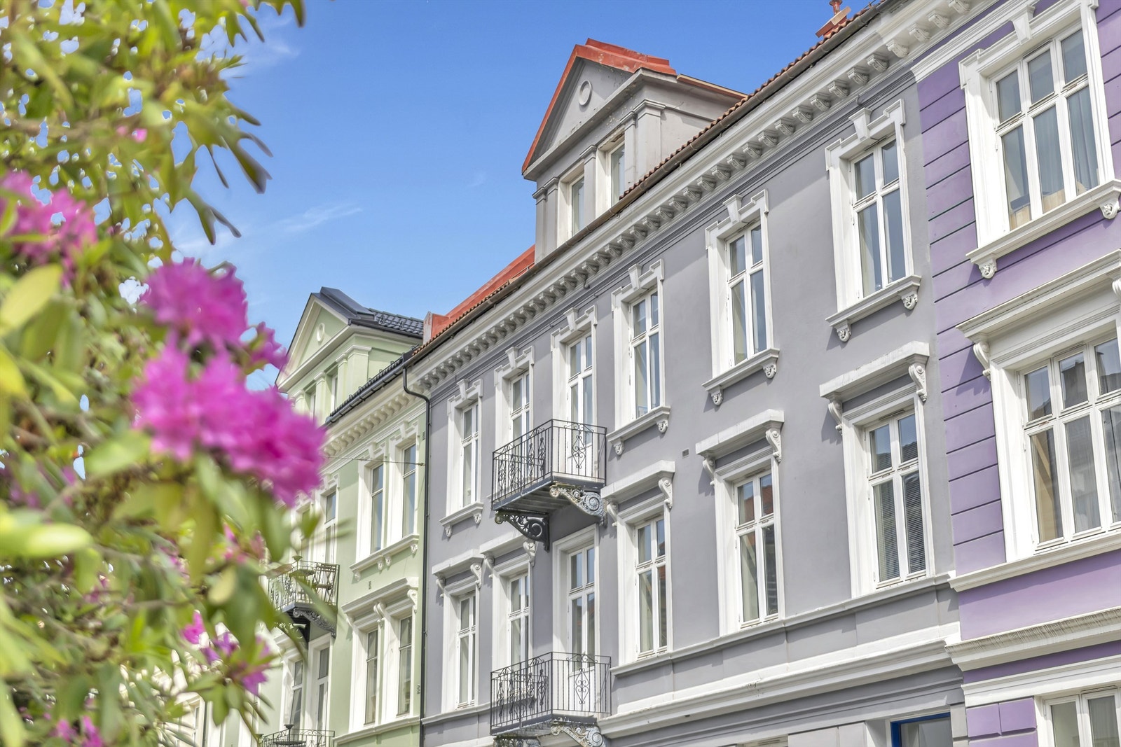 Velholdt bygård med estetisk fasade med fine detaljer og stukkatur Galleribilde