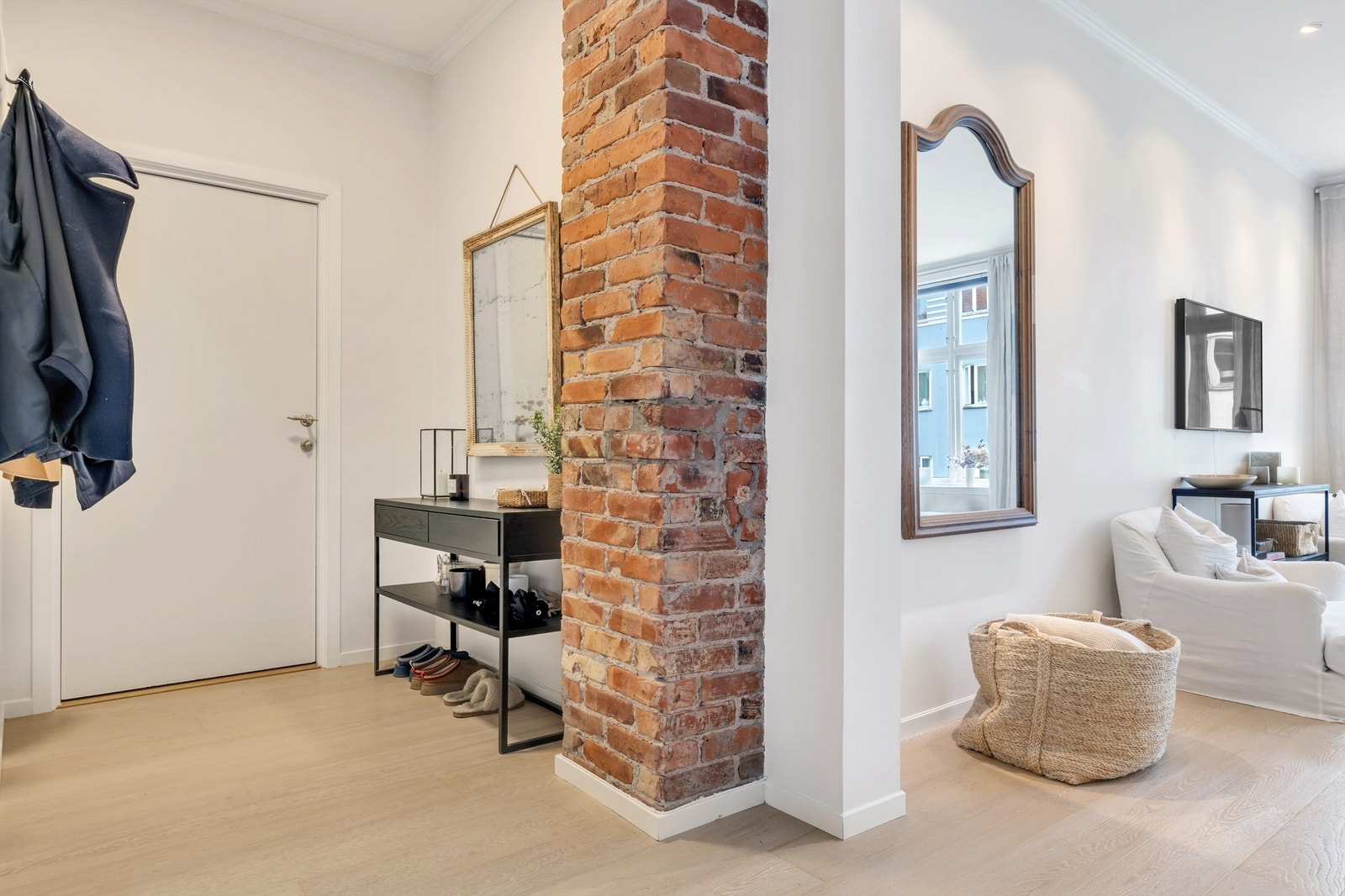 Innbydende entrè med plass til oppbevaring og møblement Galleribilde