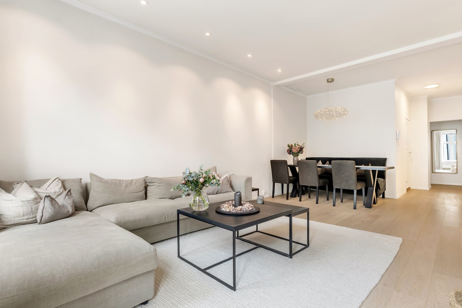 Leiligheten har en praktisk planløsning som er lett å innrede med ulike sofa-løsninger, samt plass til spisebord av stor størrelse om ønskelig Galleribilde