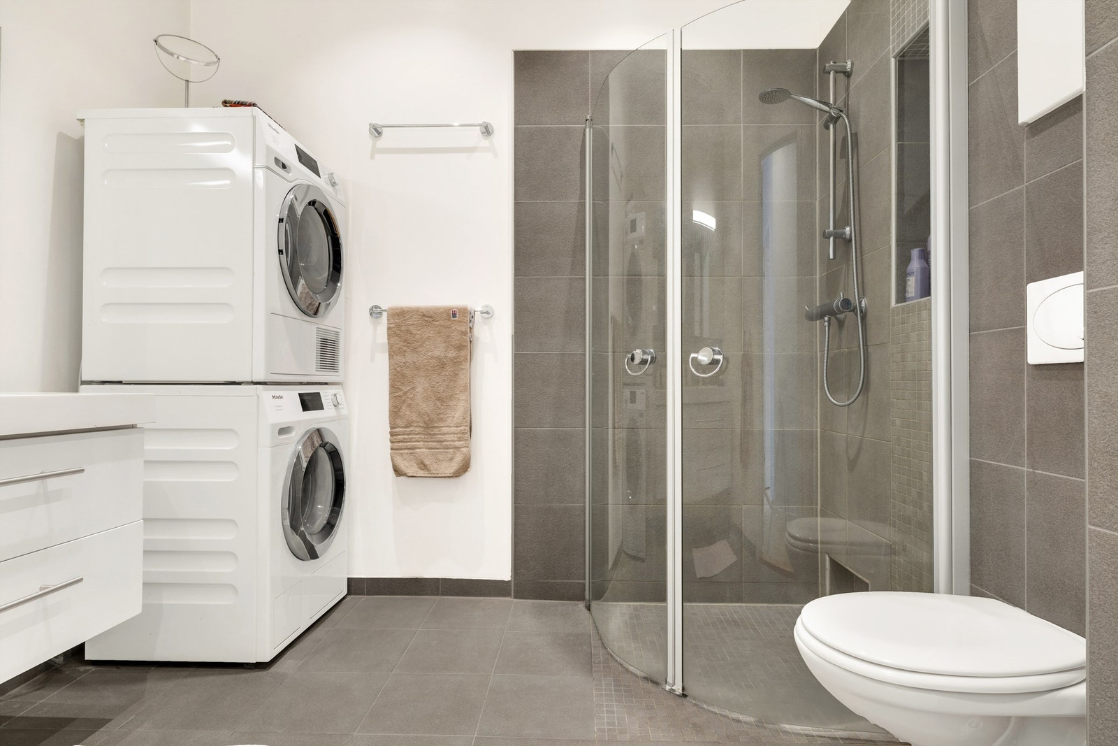 Badet er på 5,3 kvm med god plass til både vaskemaskin og tørketrommel Galleribilde