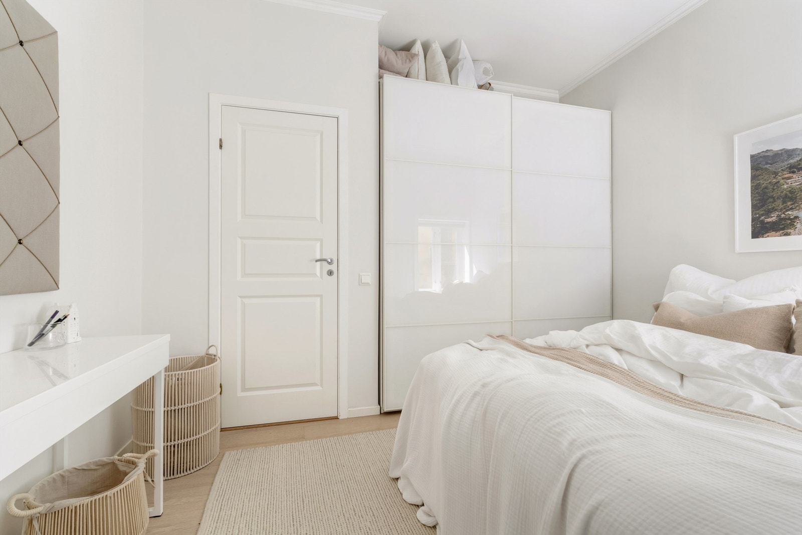 Soverom 1 som er på 10,9 kvm med god plass til både dobbelseng, garderobeskap med skyvedører og sminkebord Galleribilde