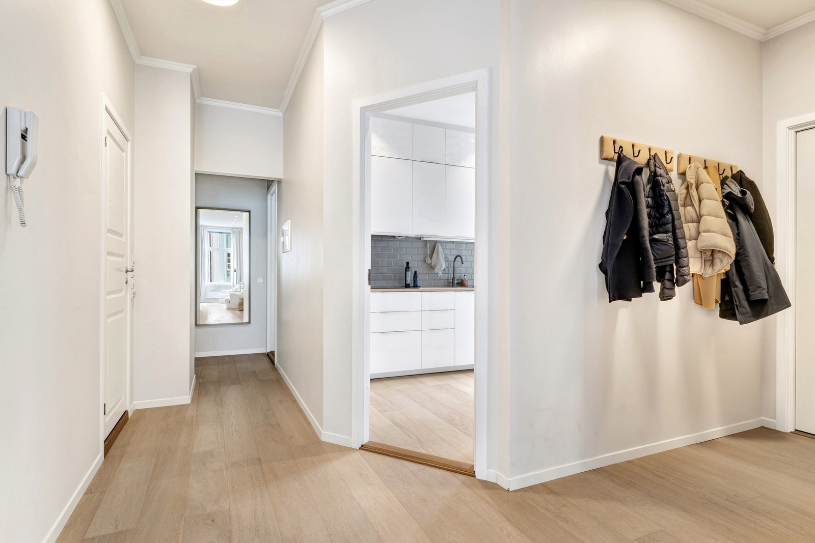 Fra gangen er det dør til kjøkkenet, og til venstre dør inn til badet. De 2 soverommene ligger på hver side innerst i gangen. Galleribilde