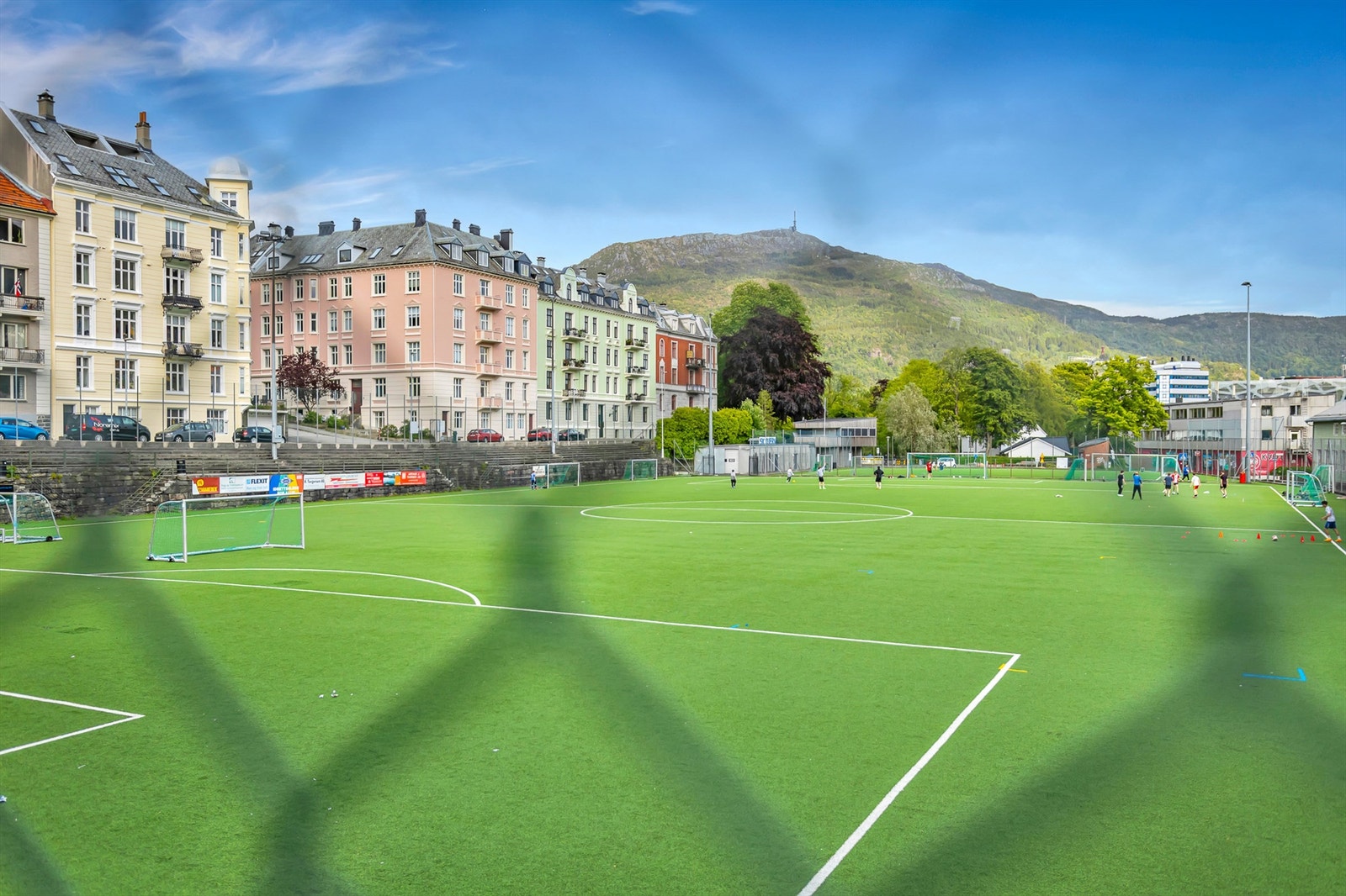 Nærområdet byr på flere et variert og rikt fritidstilbud for alle aldersgrupper, og like i nærheten ligger Møhlenpris idrettsplass Galleribilde