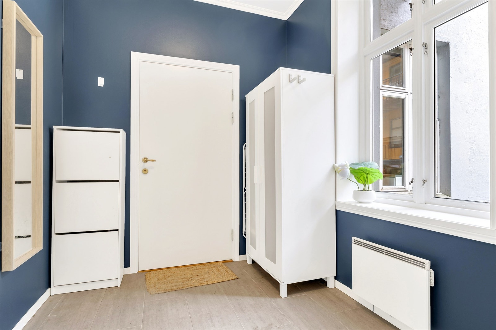 Her er det også dør inn til en bod som disse deler i fellesskap. Verken gangen eller boden er tatt med i måleberegningen. Galleribilde