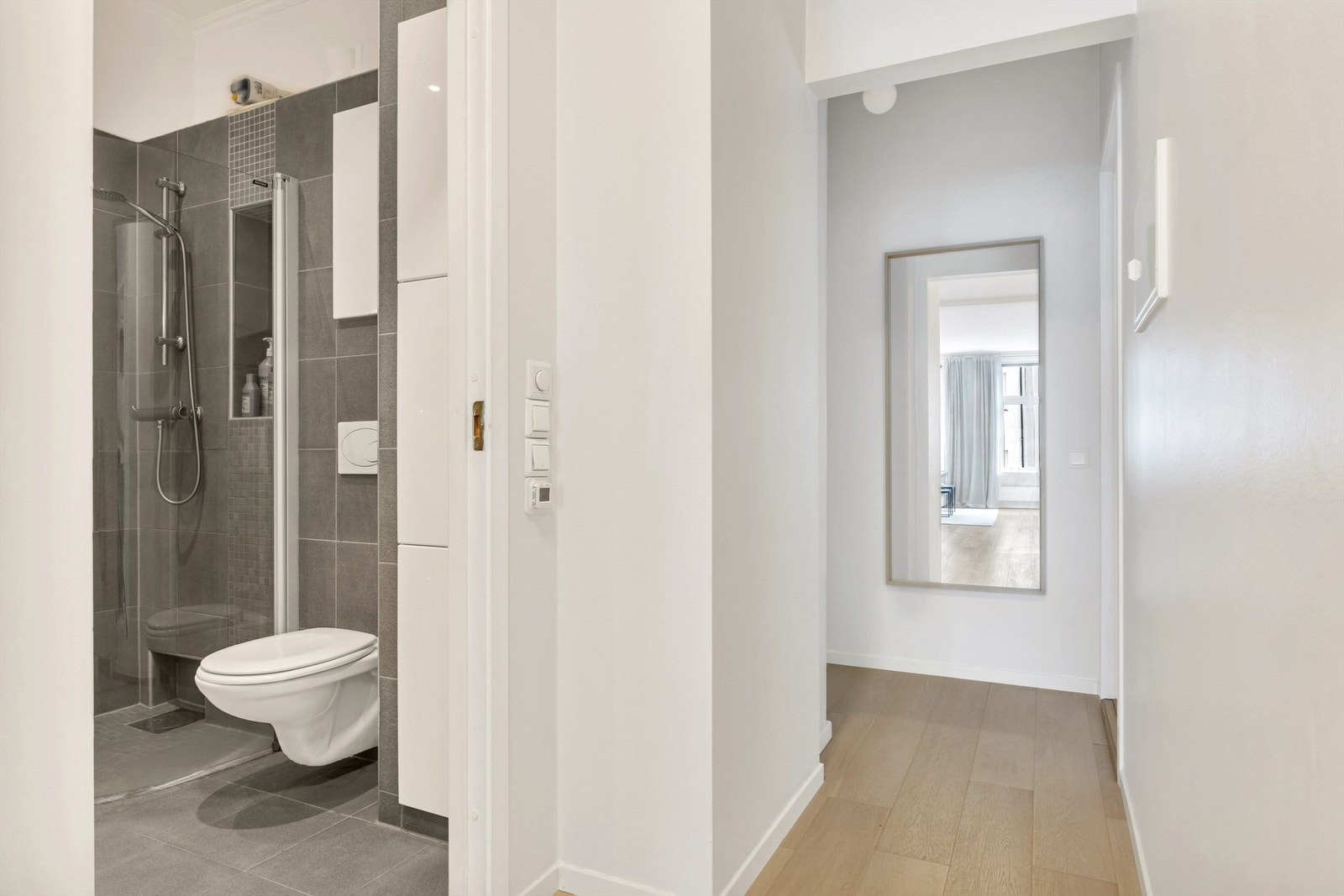 Innerst i gangen er det dør inn til begge soverommene Galleribilde