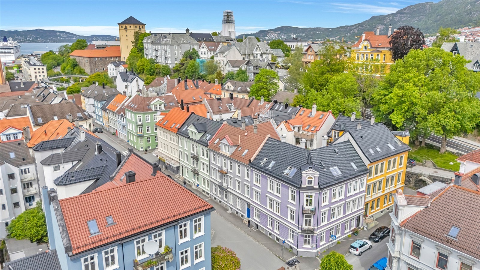 Kort gangavstand til Bi, Universitetet og treningssenter. Kun 5-10 minutter å gå til Bergen sentrum hvor du kan variere med flere alternative gangveier. Galleribilde