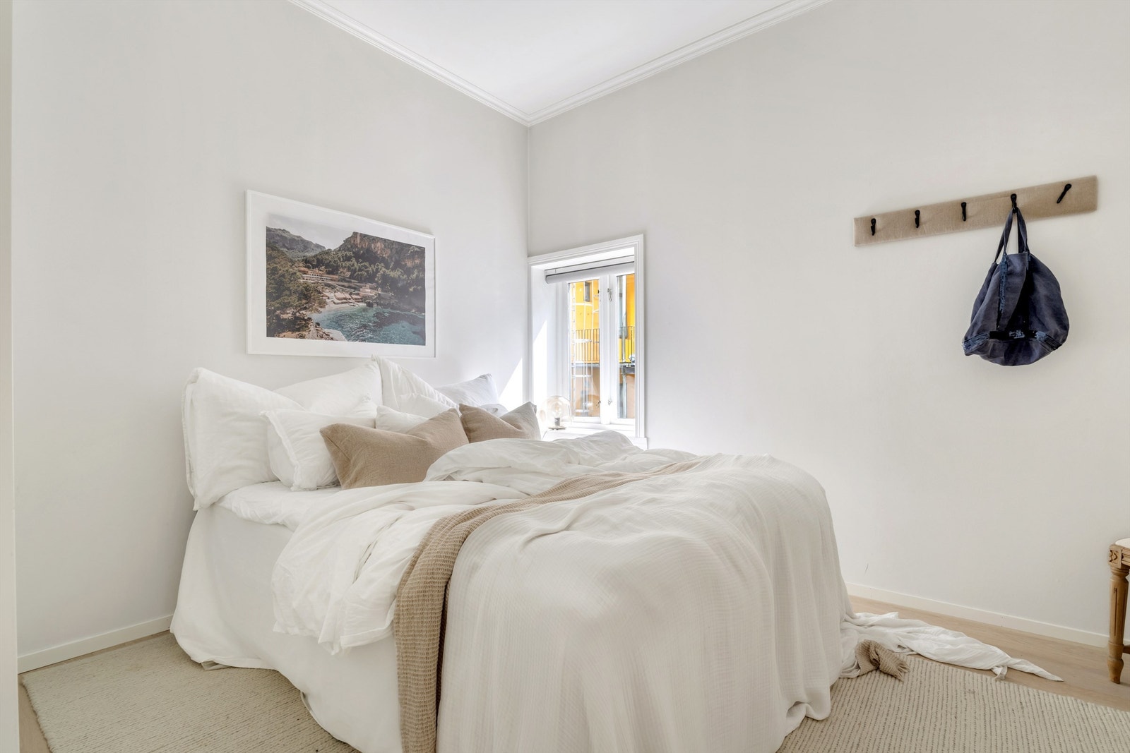 Begge soverommene vender ut mot rolig bakgård Galleribilde