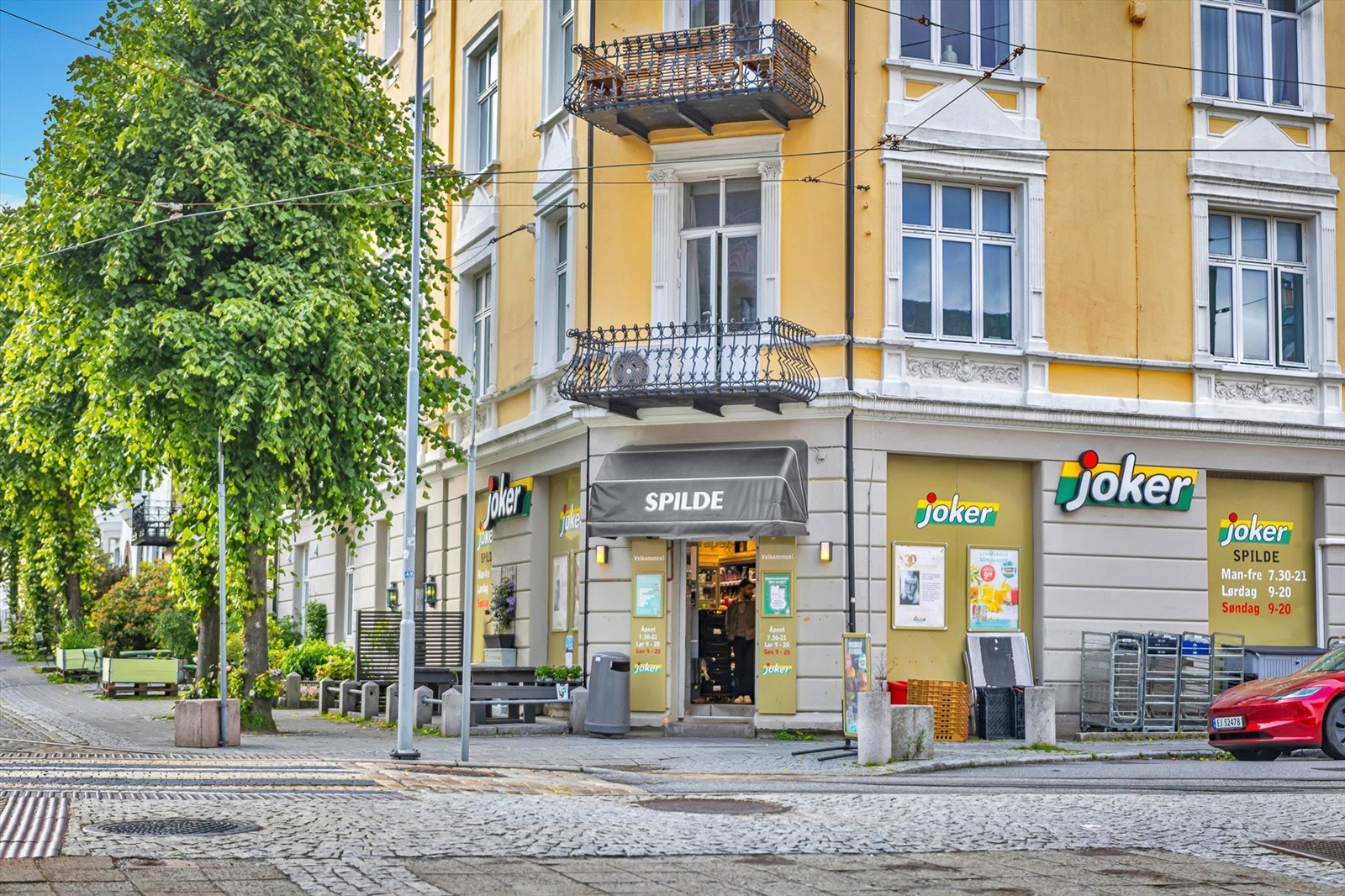 Her bor du med alt du trenger rett utenfor døren som dagligvarebutikker og populære nabolagscafeer Galleribilde