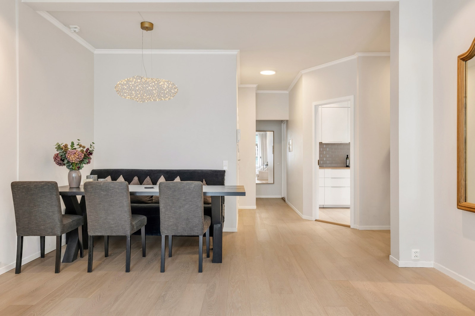 Gjennomgående flott en-stavs eikeparkett som fremhever romfølelsen og skaper et helhetlig og rolig uttrykk Galleribilde