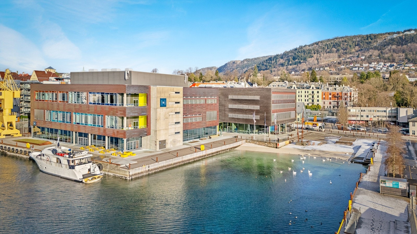 Bystranden som ligger like ved BI er et populært samlingssted og et fantastisk sted å nyte fine sommerdager. Galleribilde