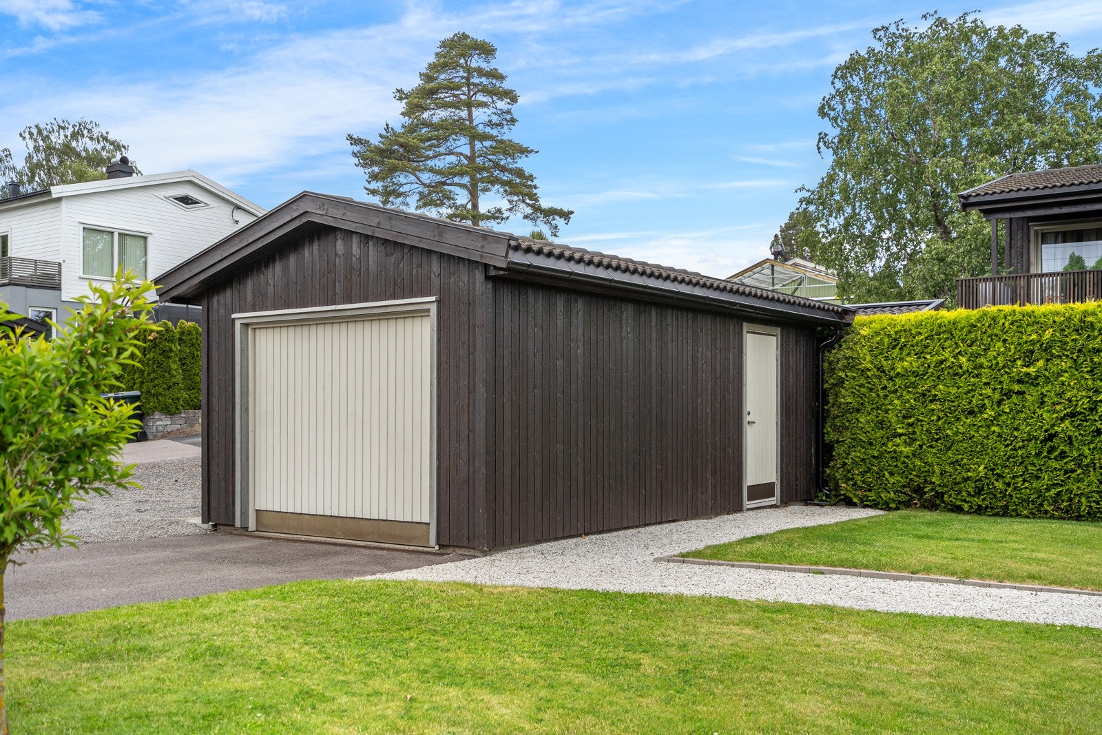 Frittliggende garasje med bod Galleribilde