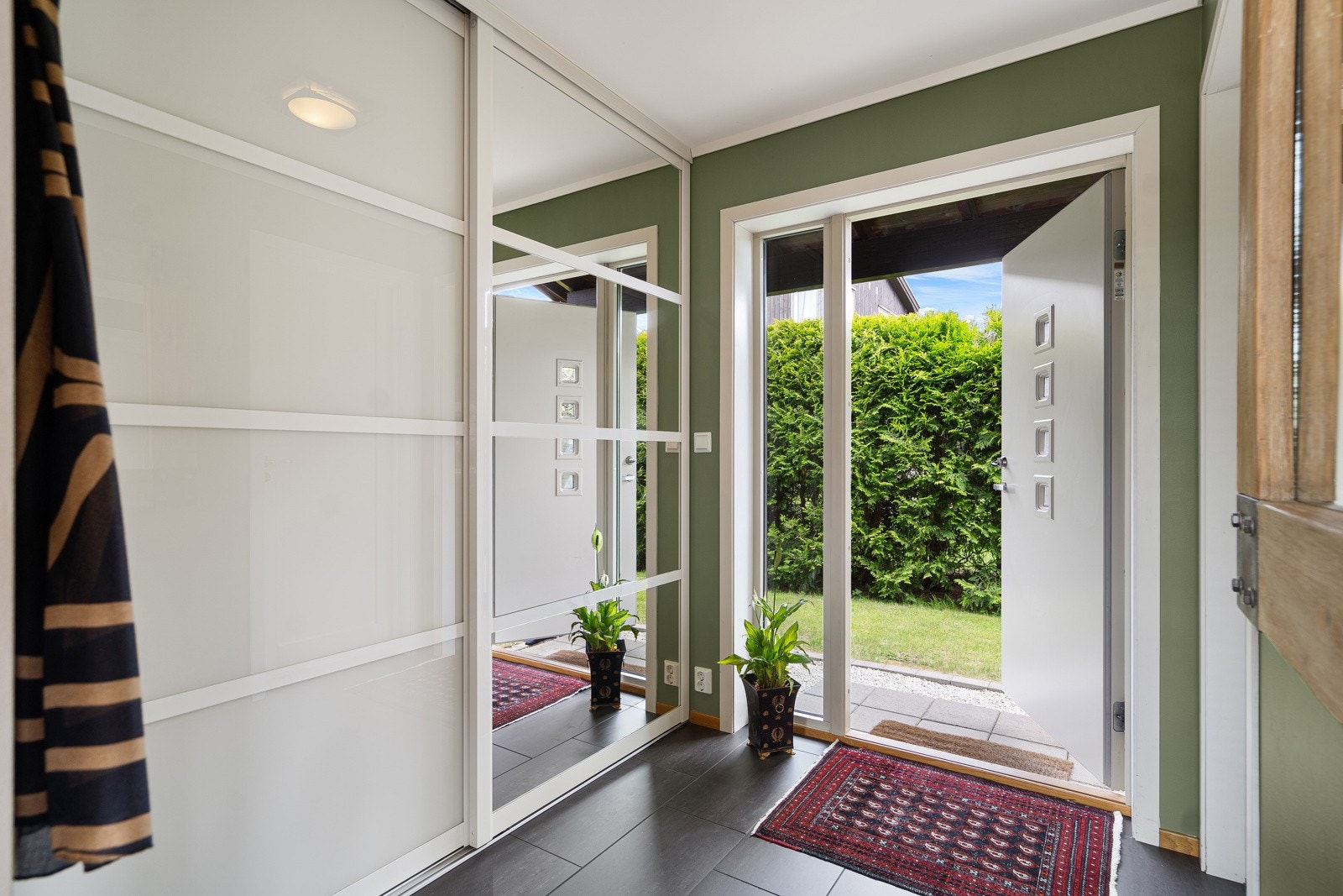 Hall med stor skyvedørgarderobe Galleribilde