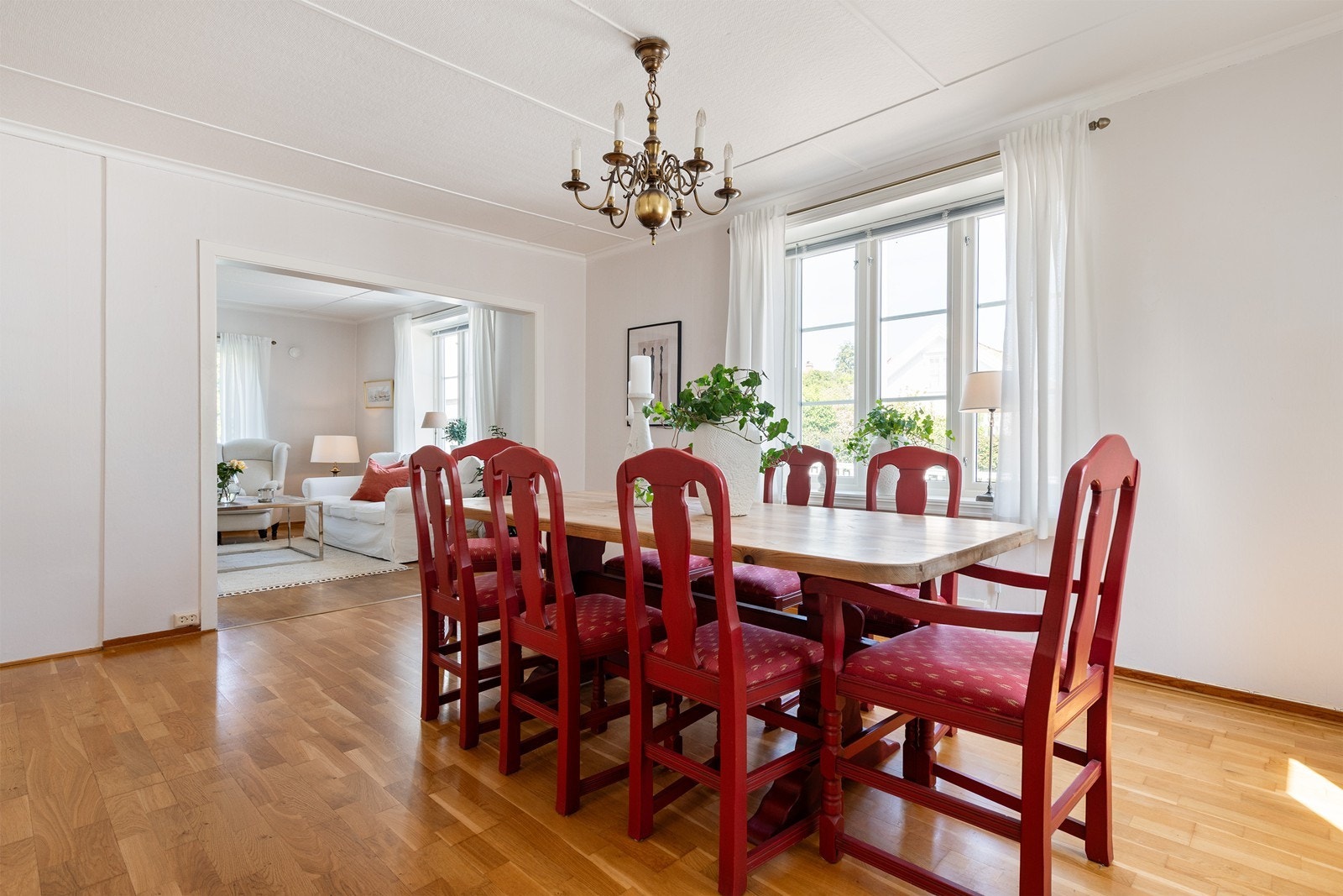 Her har du plass til et langt langbord. Du kan til og med velge en annen farge Galleribilde