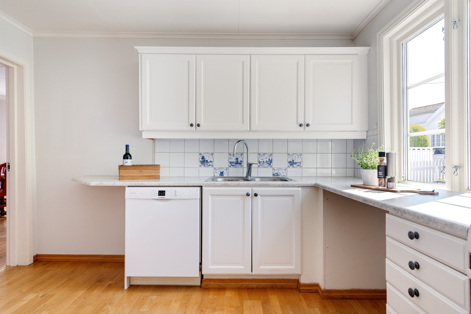 Et praktisk kjøkken med vindu mot uteområdene. Den perfekte serveringsluka for både vått og tørt Galleribilde