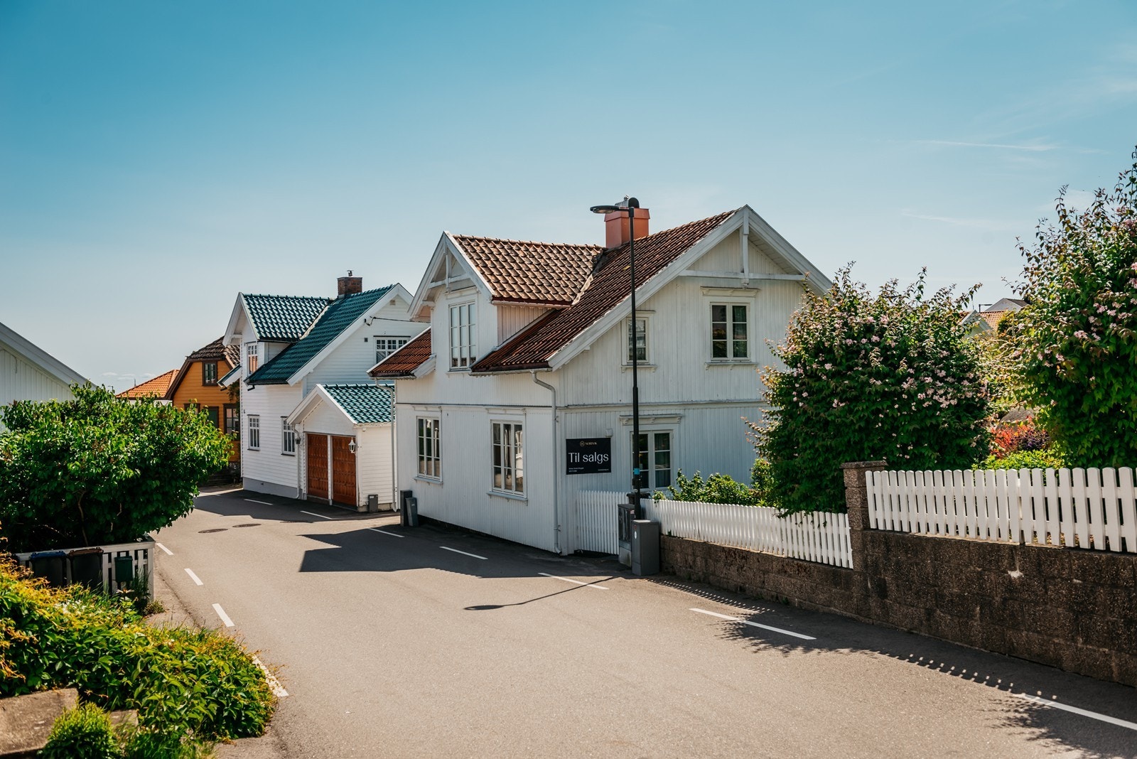 Hils på naboen som er på vei til havna Galleribilde