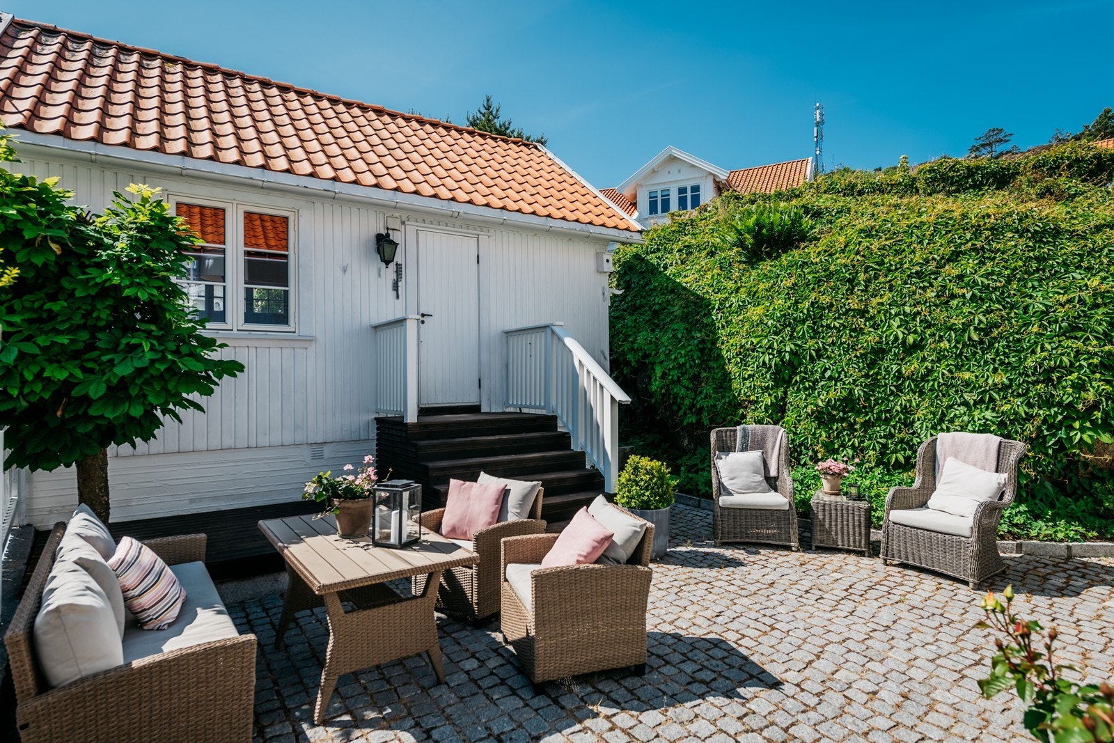 Plantene flommer nedover fjellrabben og gir deg en grønn og levende levegg Galleribilde